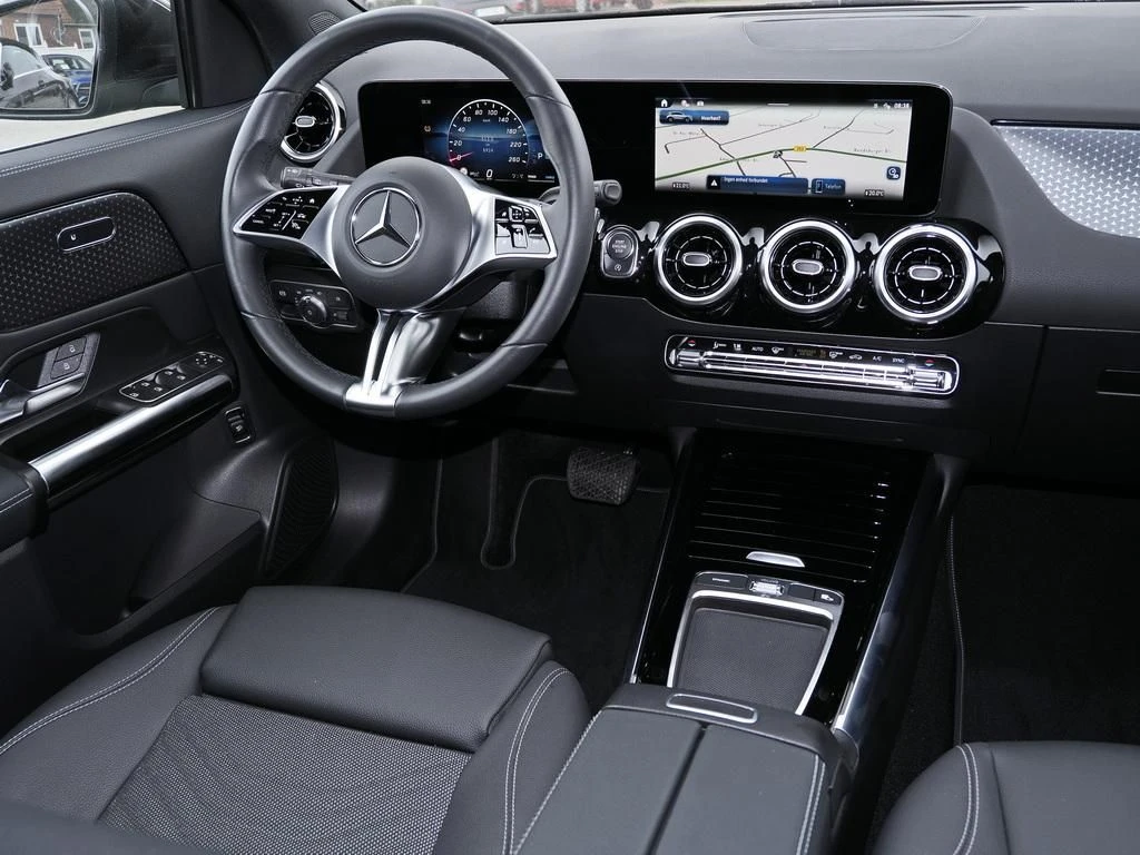 Mercedes-Benz-GLA 200-image-10