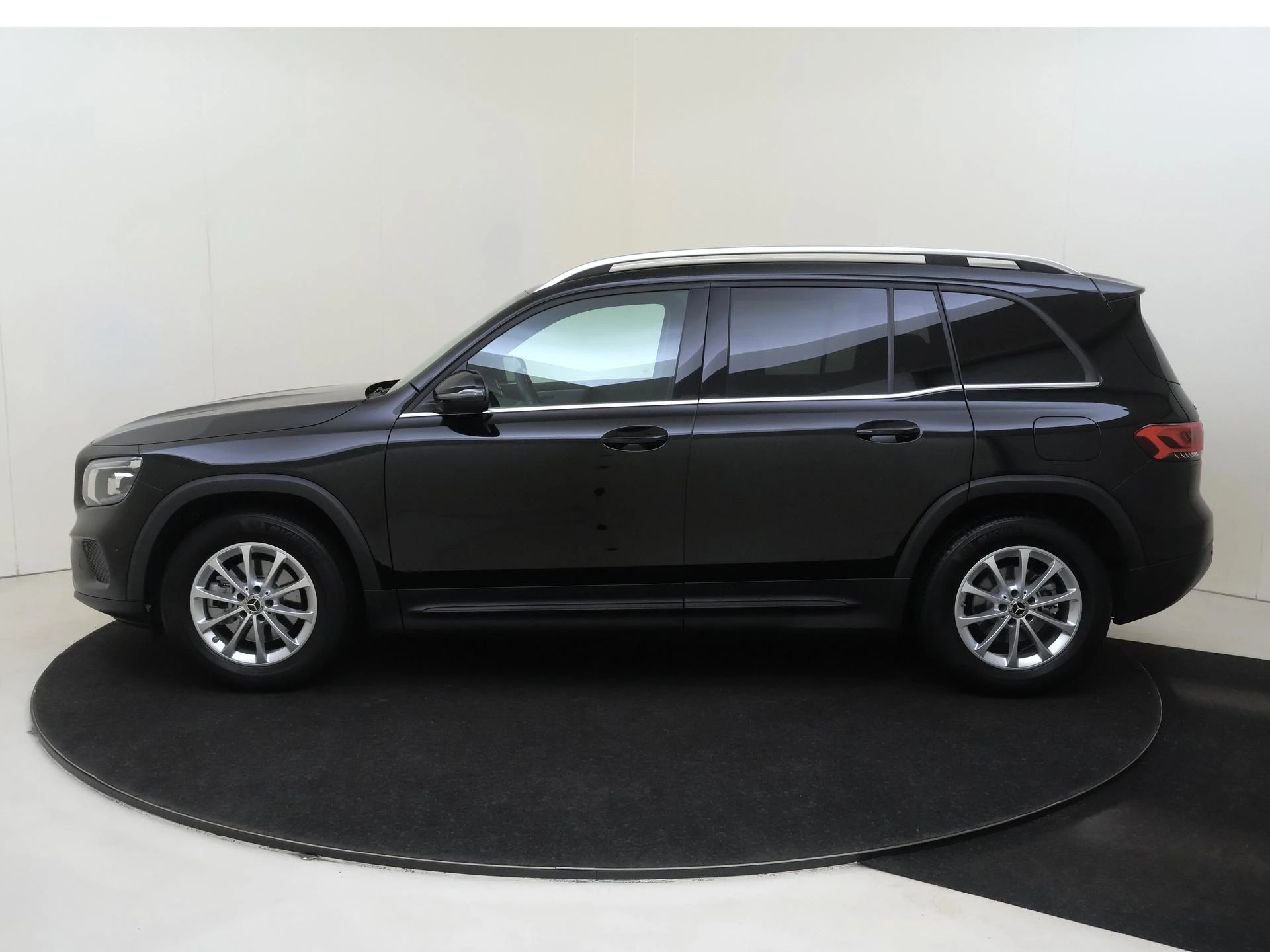 Mercedes-Benz-GLB-image-7