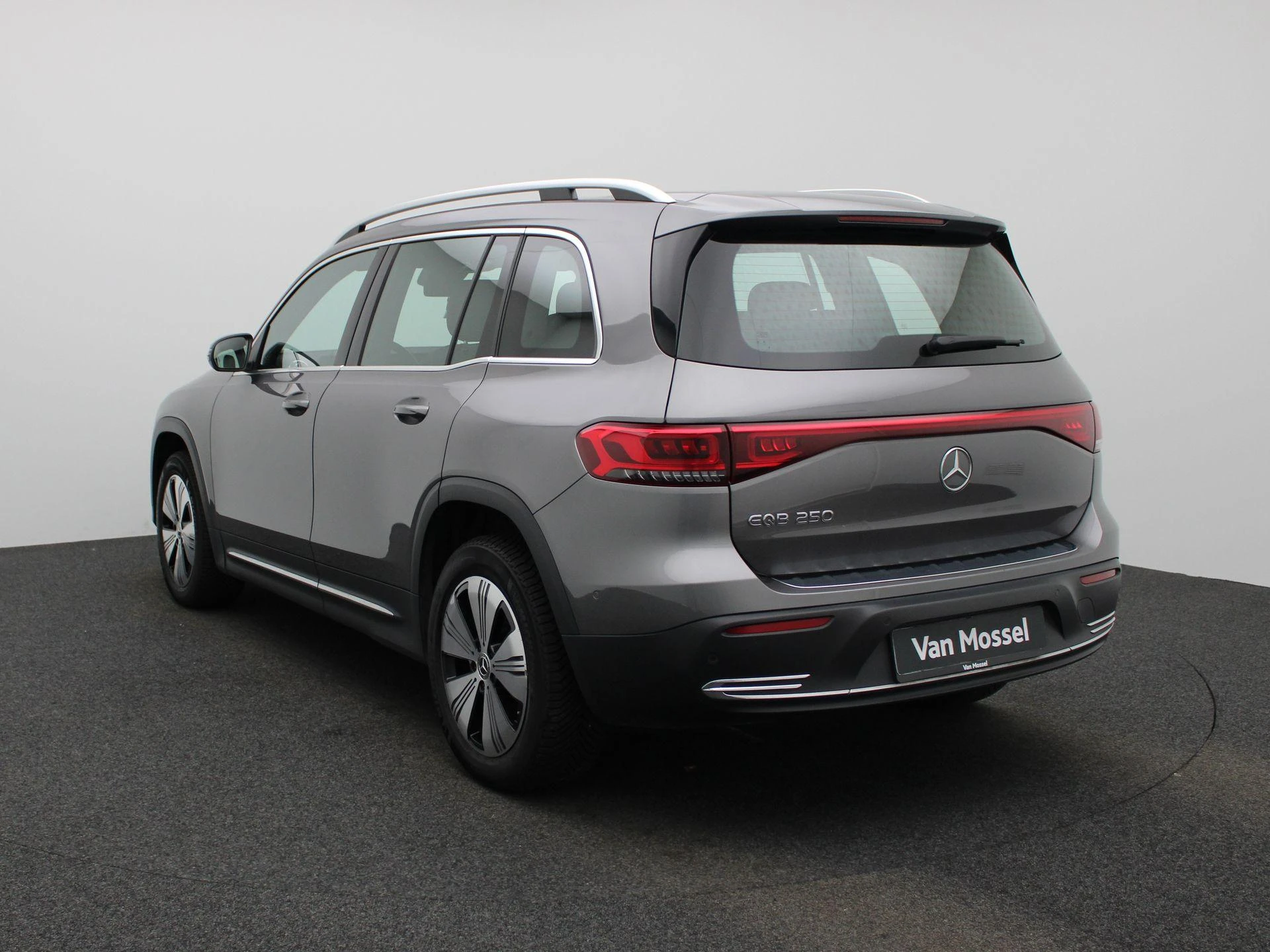Mercedes-Benz-EQB-image-1