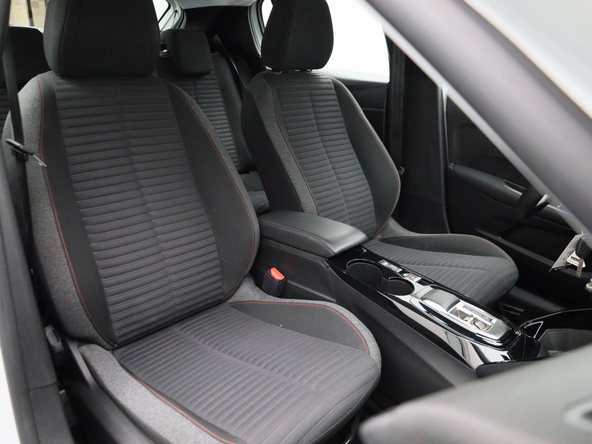 Peugeot-208-image-37