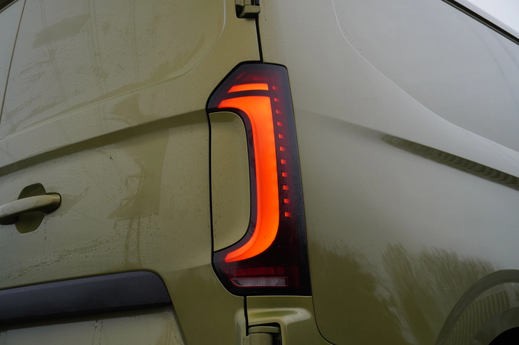 Volkswagen-Transporter-image-10