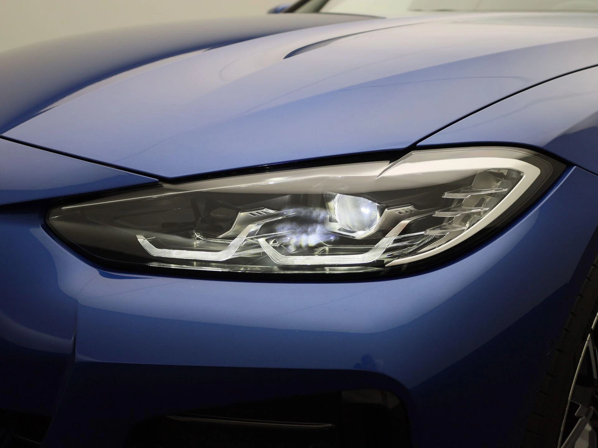 BMW-i4-image-16