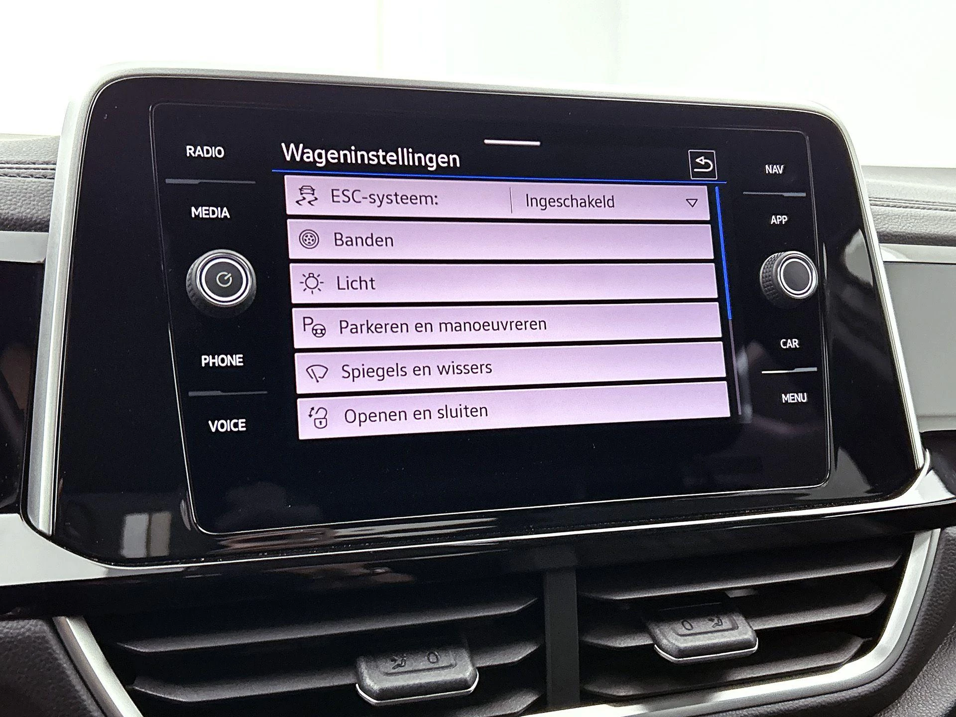Volkswagen-T-Roc-image-10