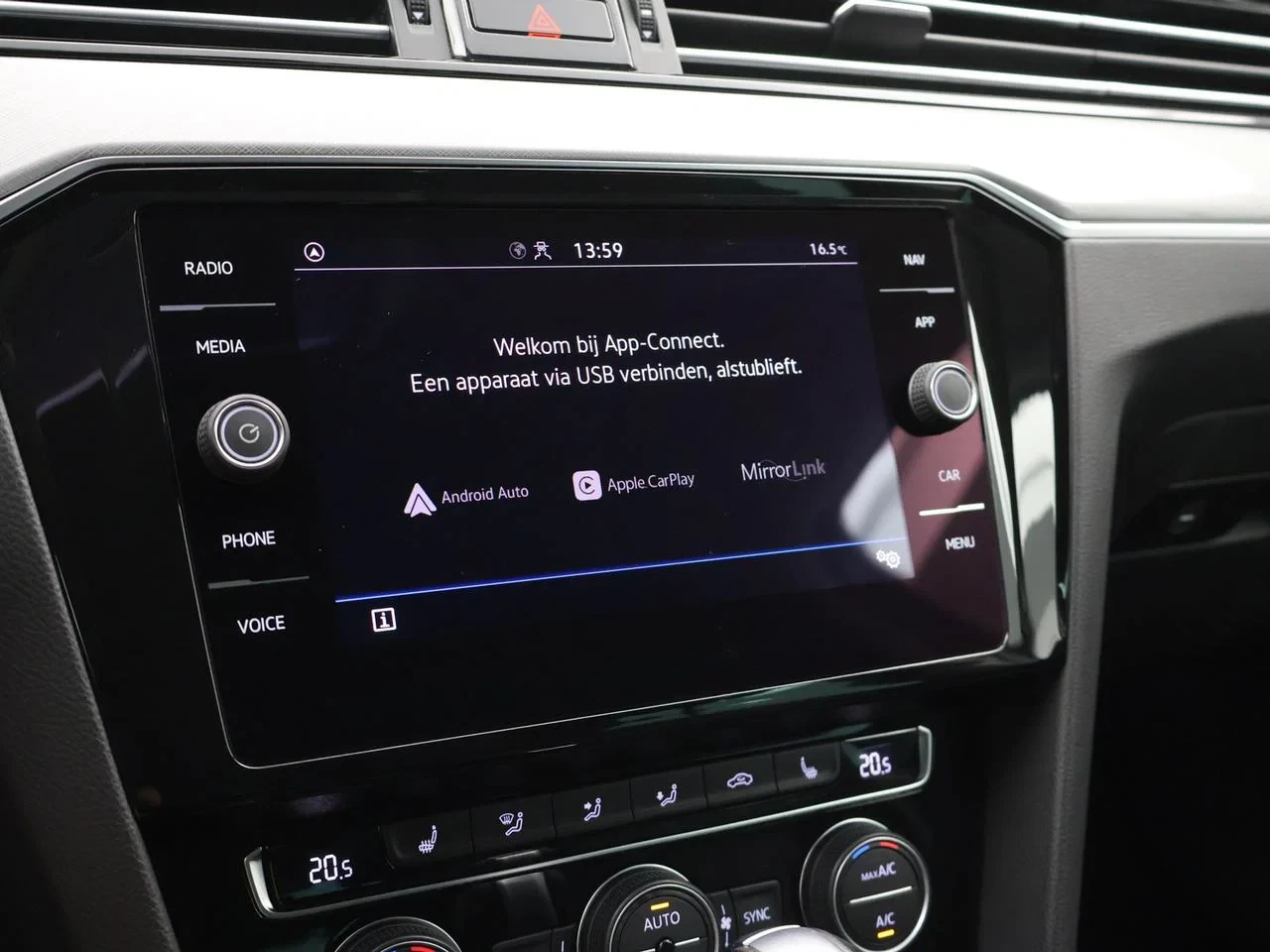 Volkswagen-Passat-image-14