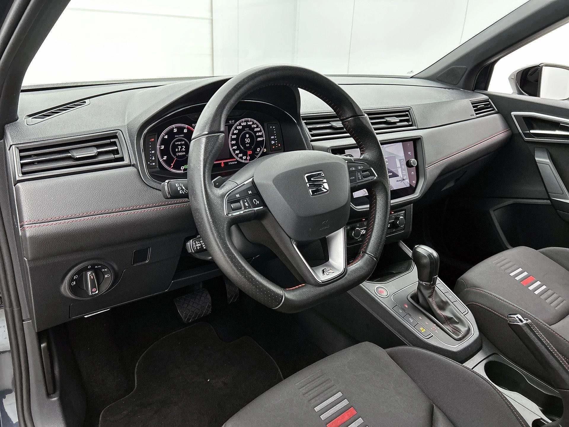 SEAT-Arona-image-18
