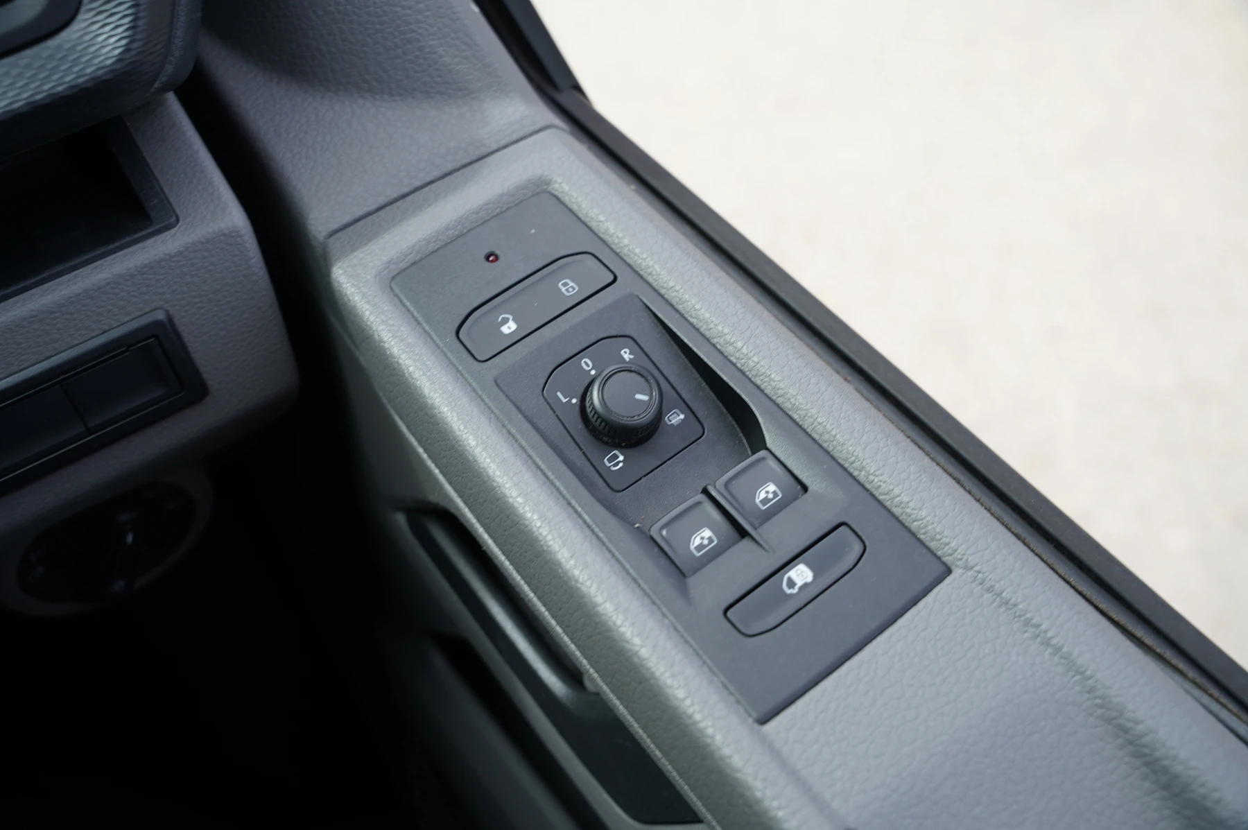 Volkswagen-Transporter-image-19