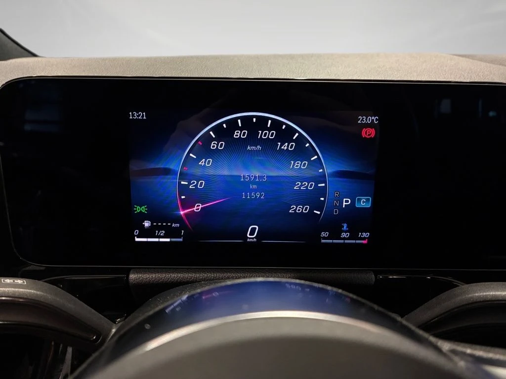Mercedes-Benz-GLA 200 d-image-6