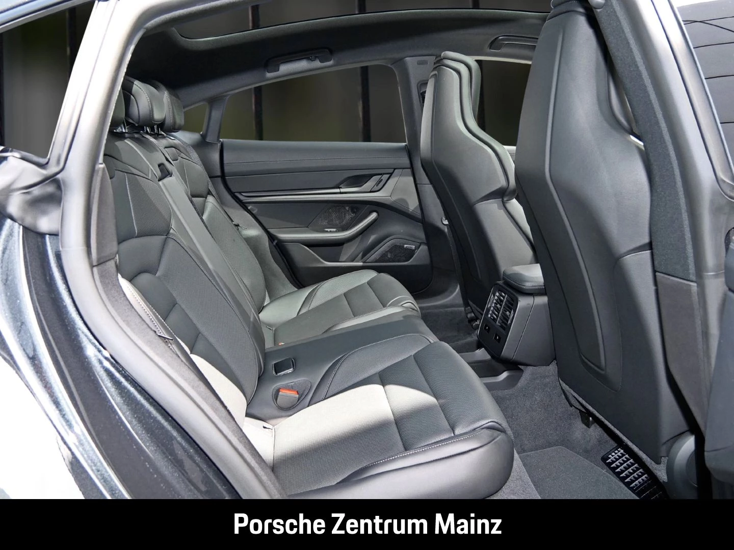 Porsche Taycan Black Edition InnoDrive HA-Lenkung HeadUp black edition