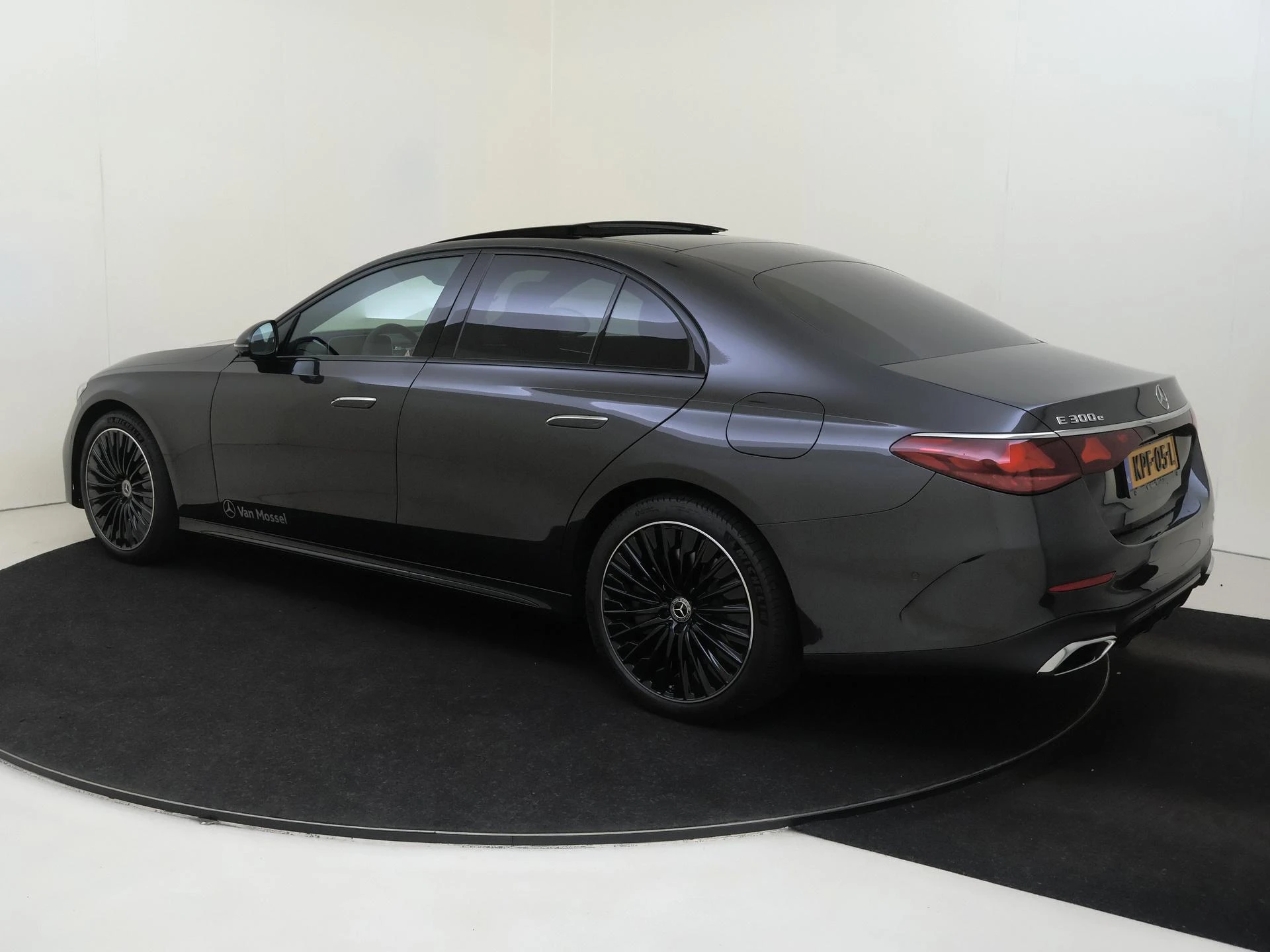 Mercedes-Benz-E-Klasse-image-2