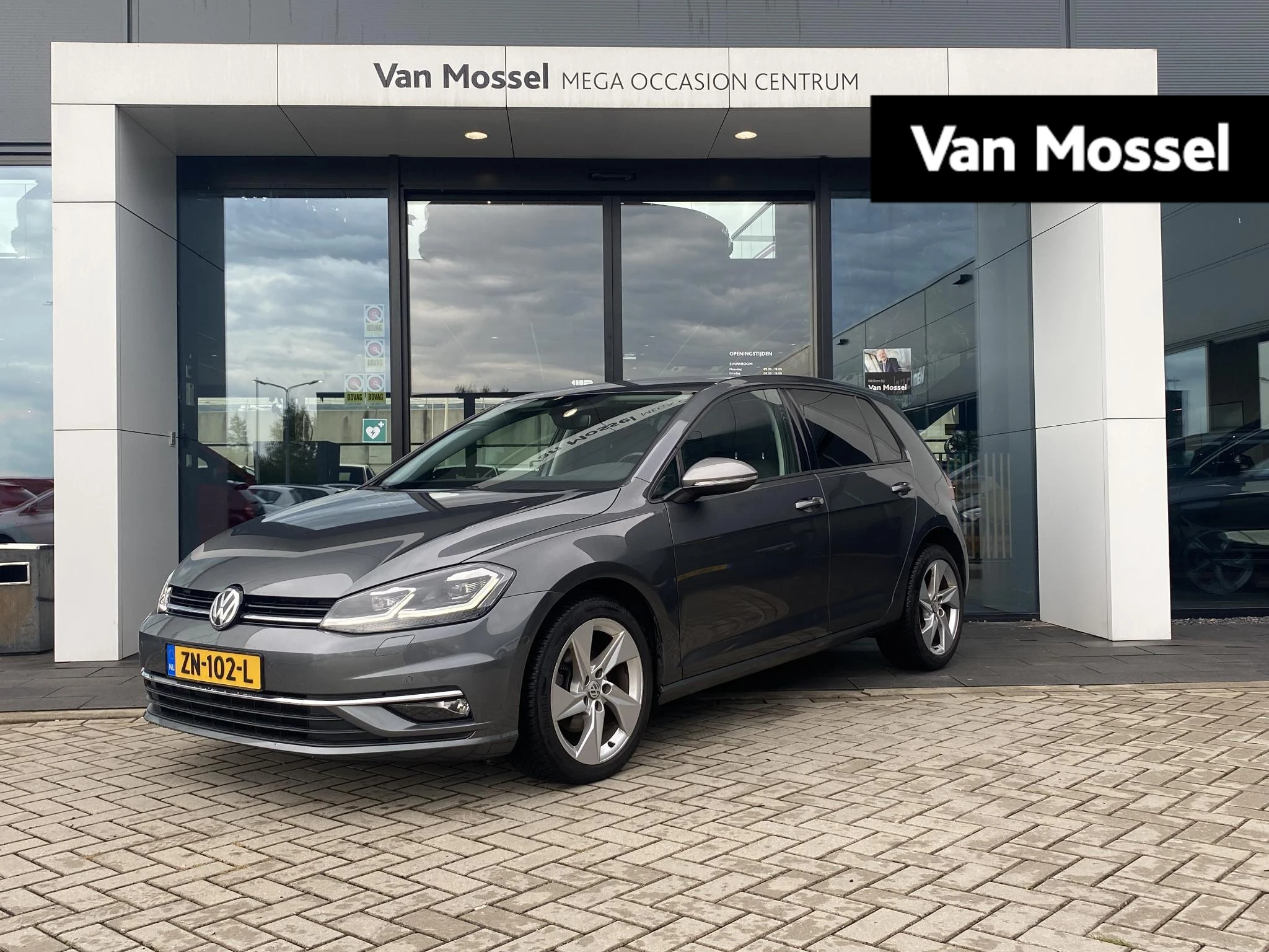 Volkswagen-Golf-image-0