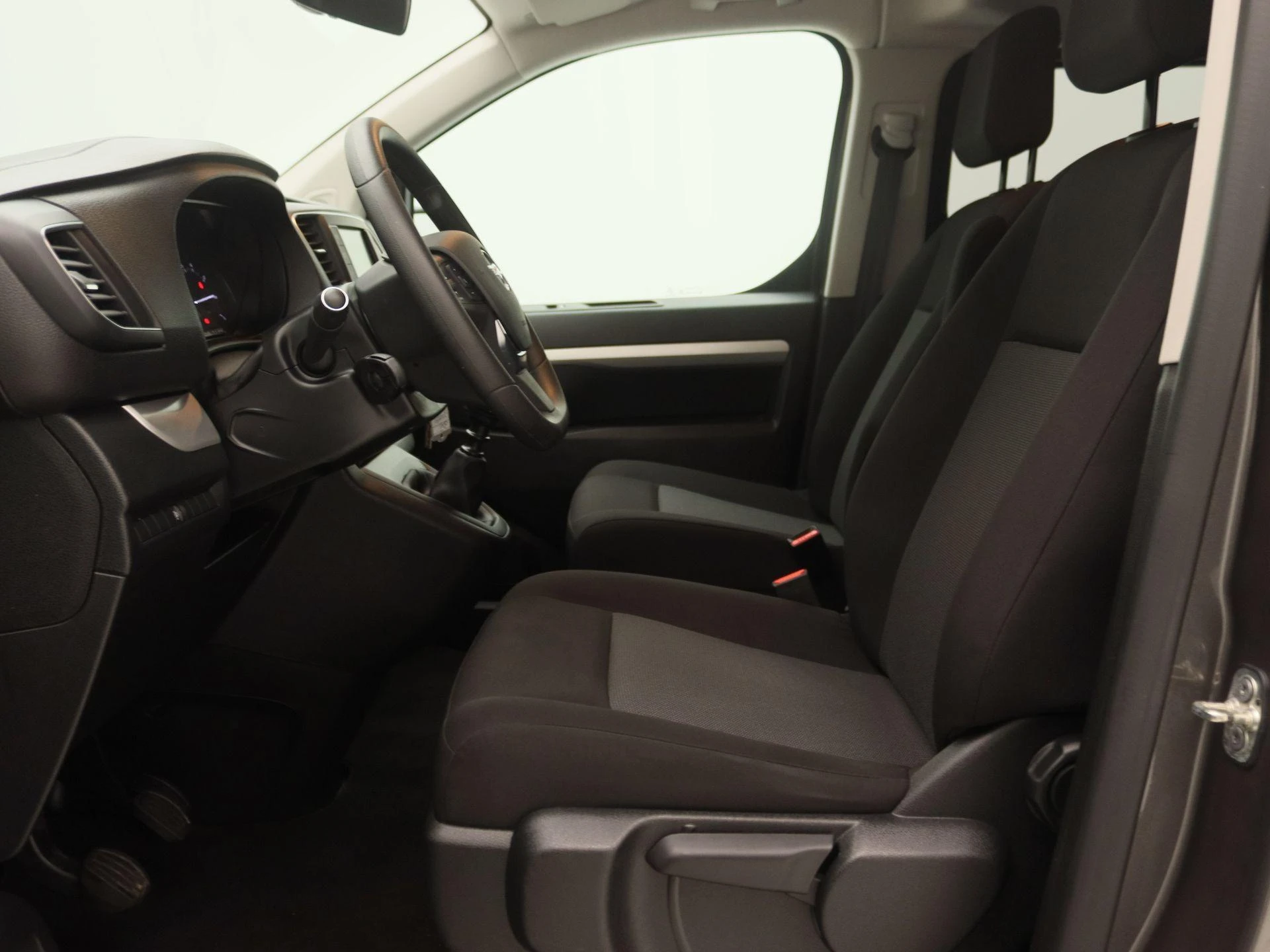 Opel-Vivaro-image-11