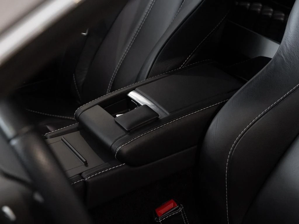 Aston Martin-V8 Vantage-image-23