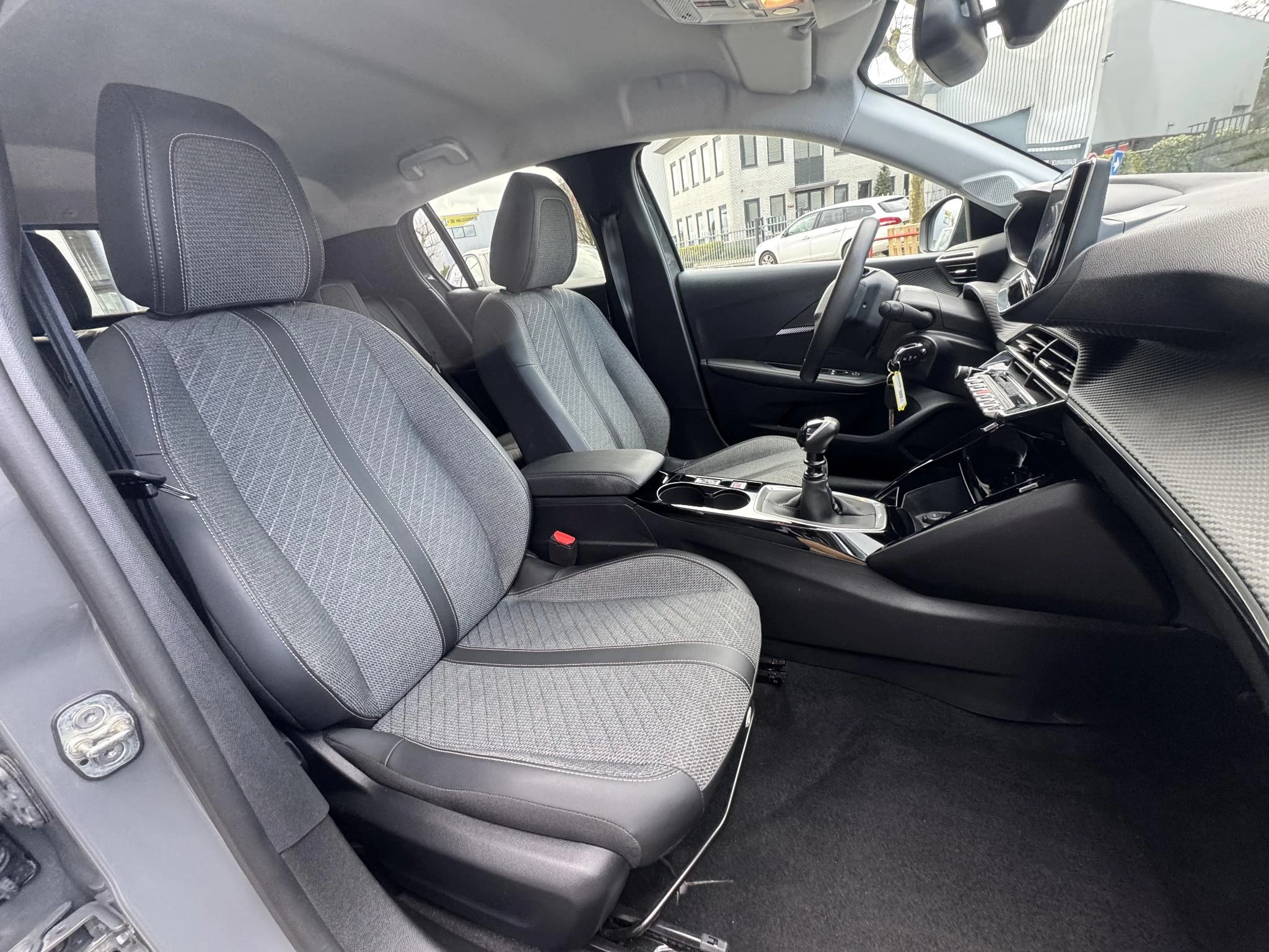 Peugeot-208-image-13