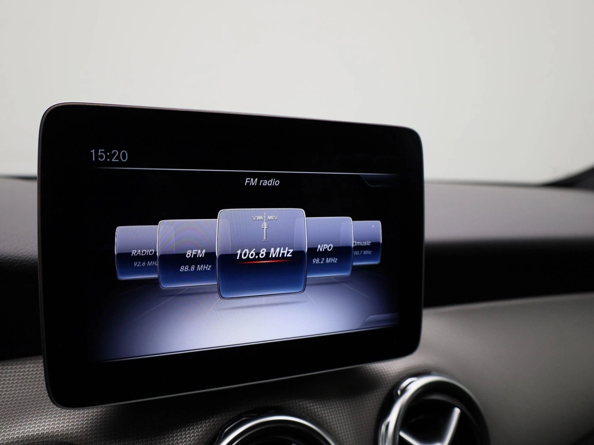 Mercedes-Benz-GLA-image-14