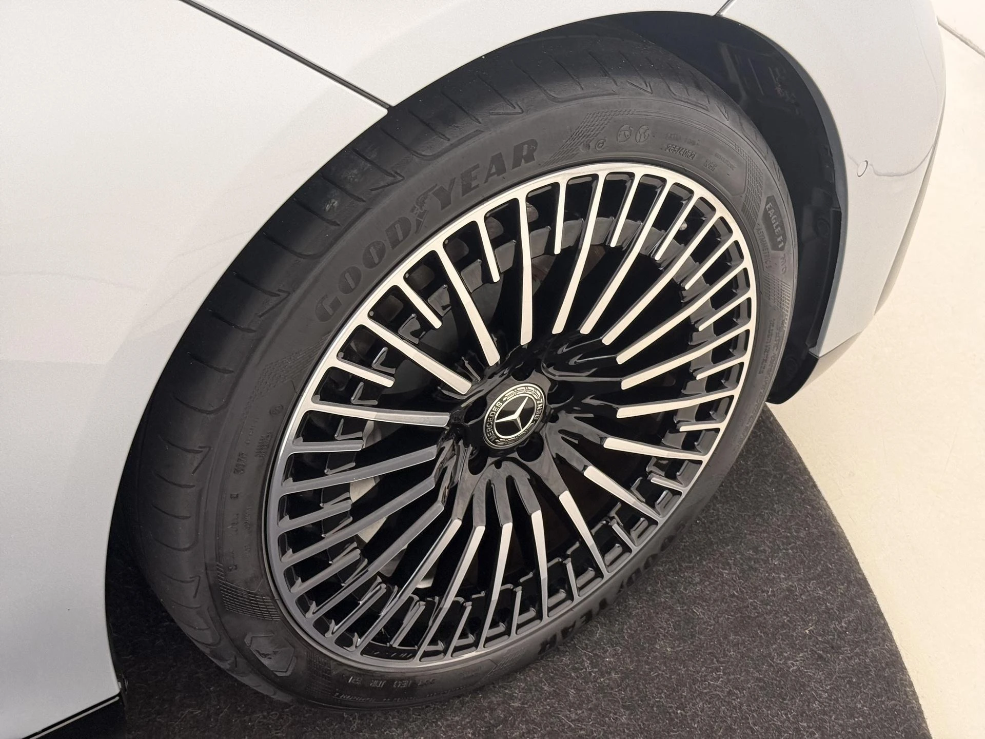 Mercedes-Benz-EQS-image-34