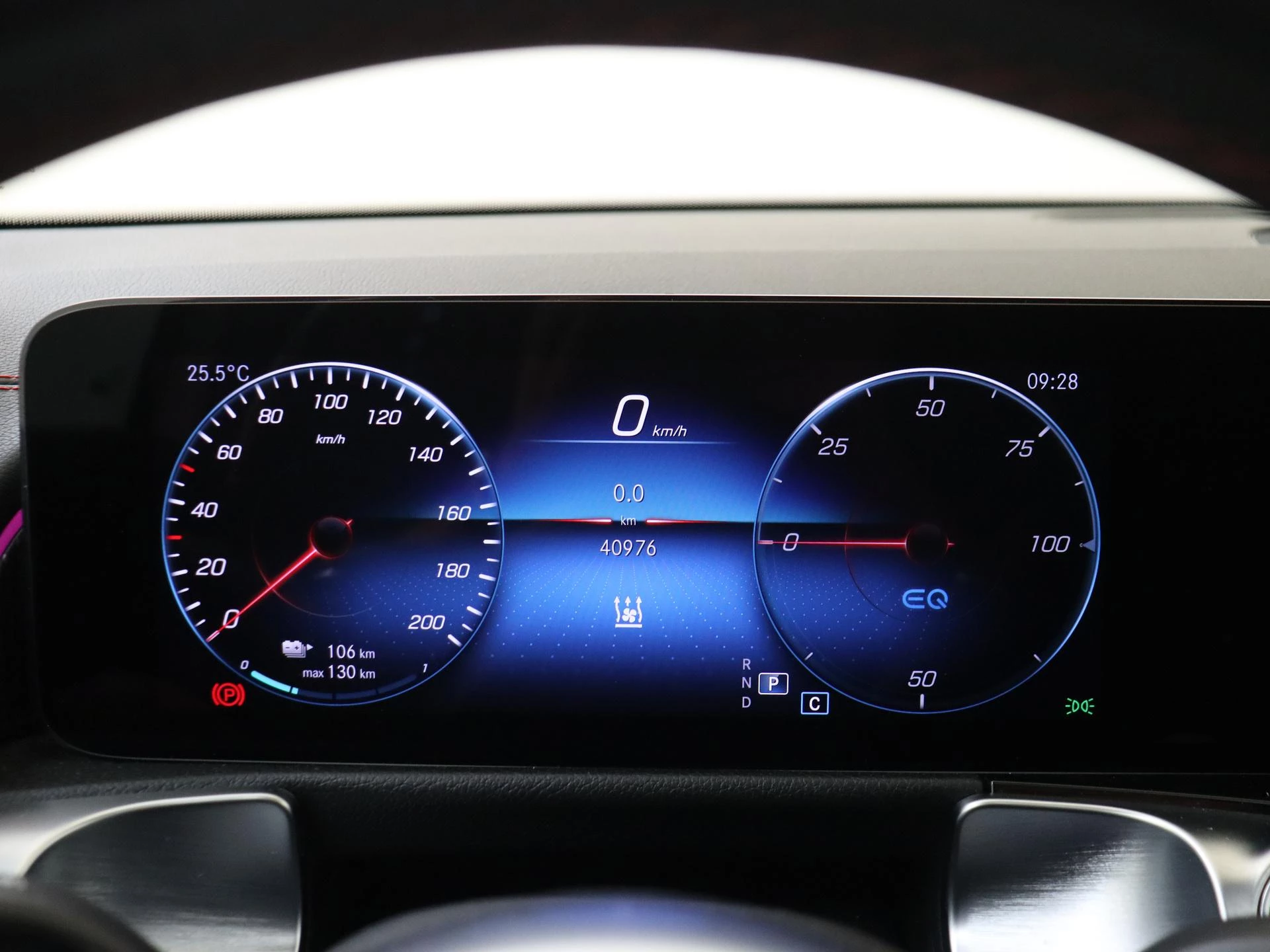 Mercedes-Benz-EQB-image-11