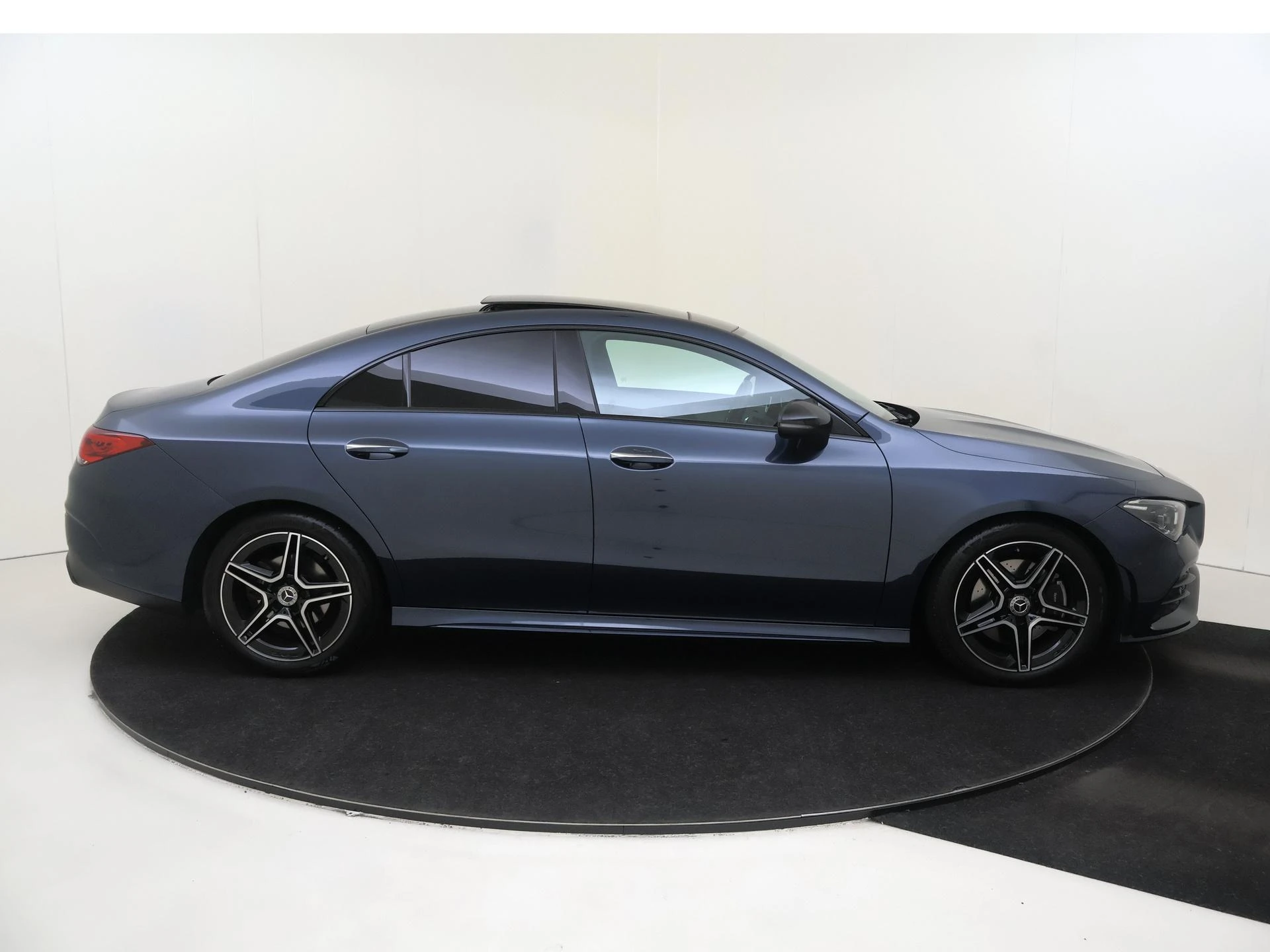 Mercedes-Benz-CLA-image-10