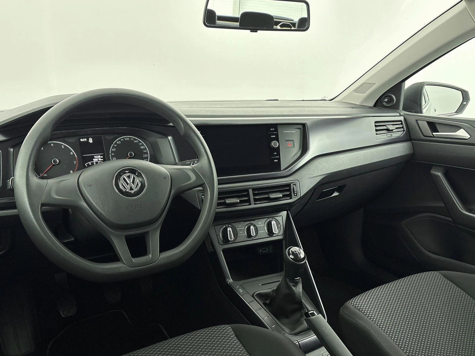 Volkswagen-Polo-image-6