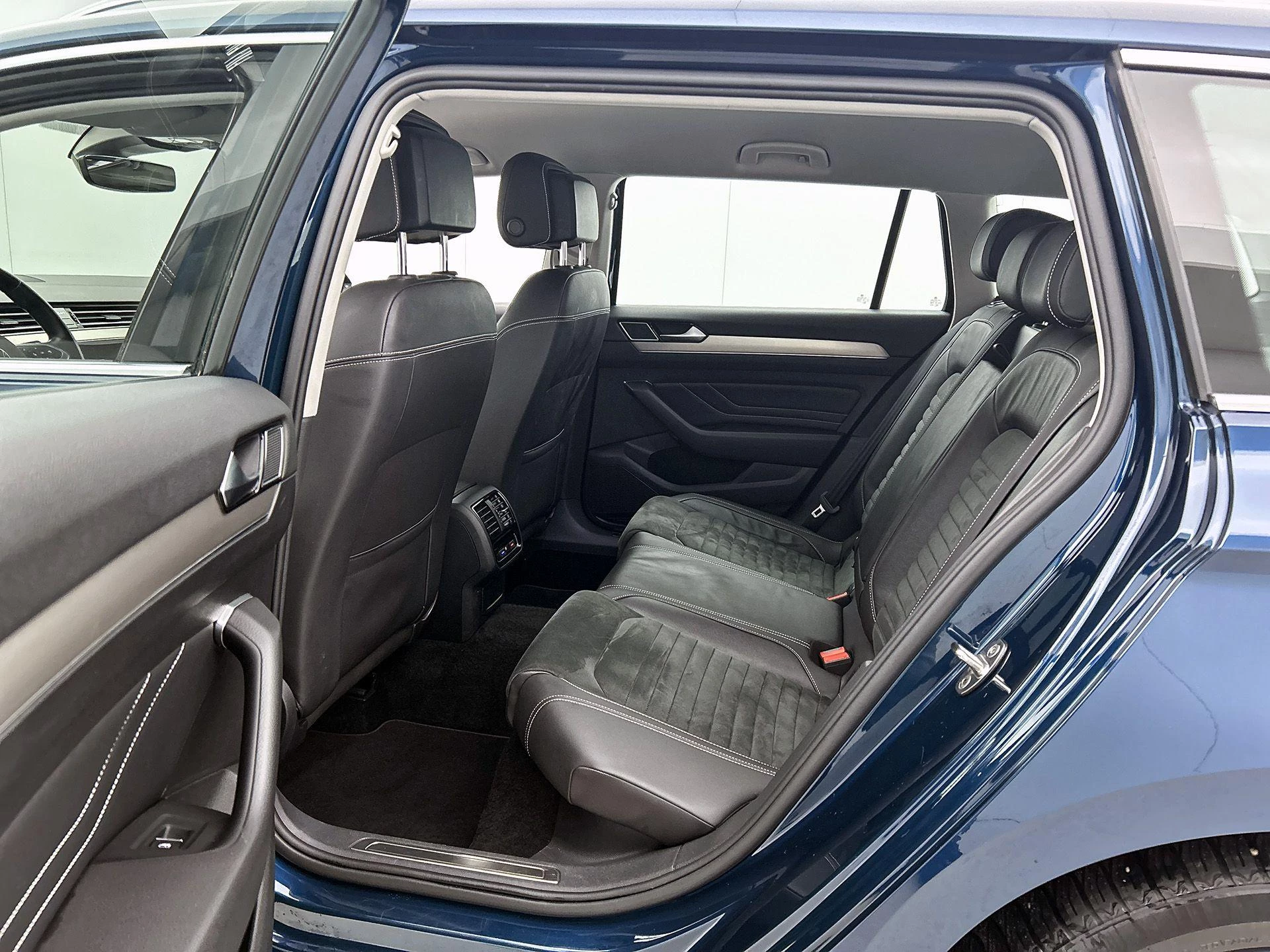 Volkswagen-Passat-image-26