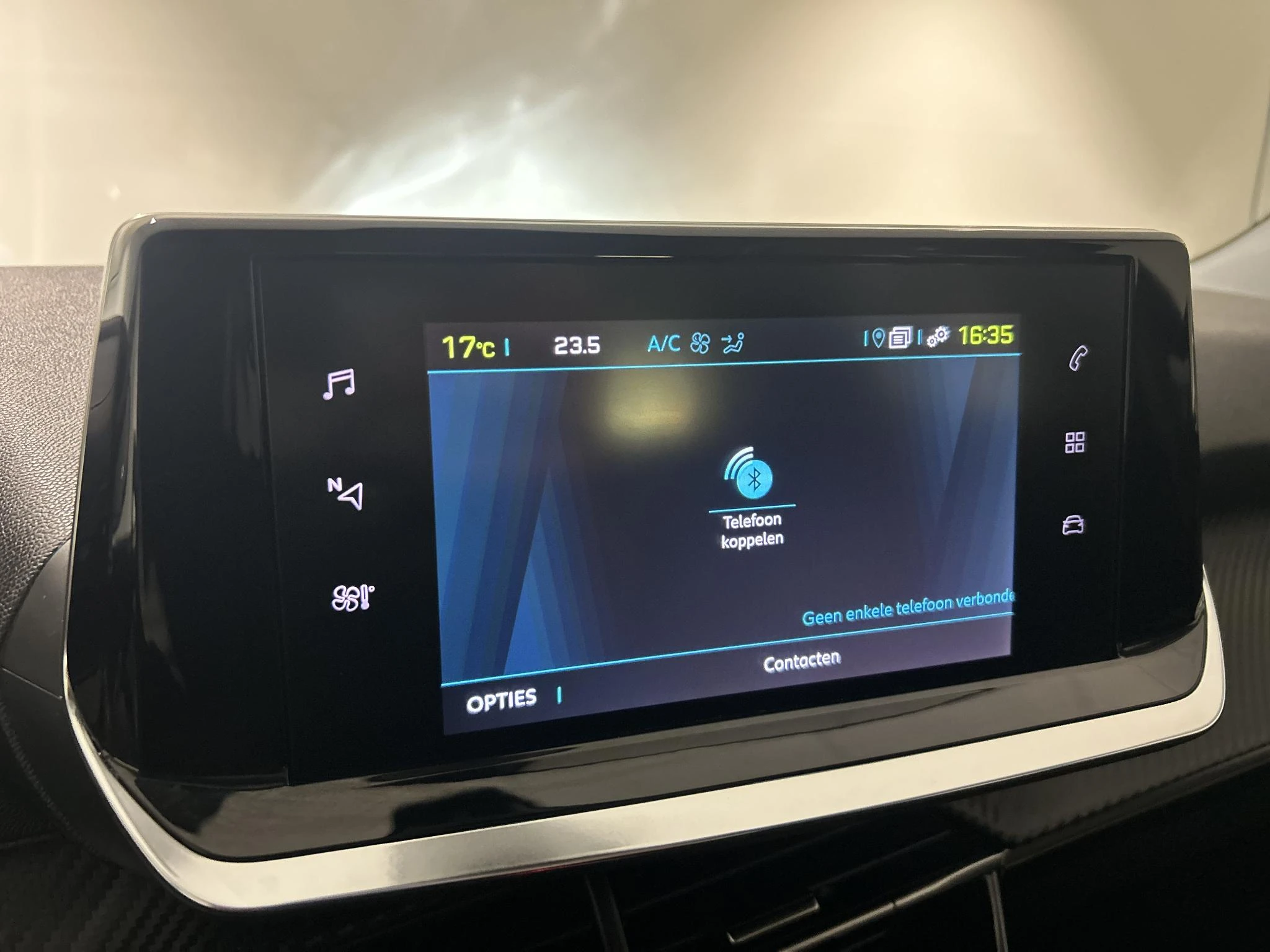 Peugeot-e-2008-image-10