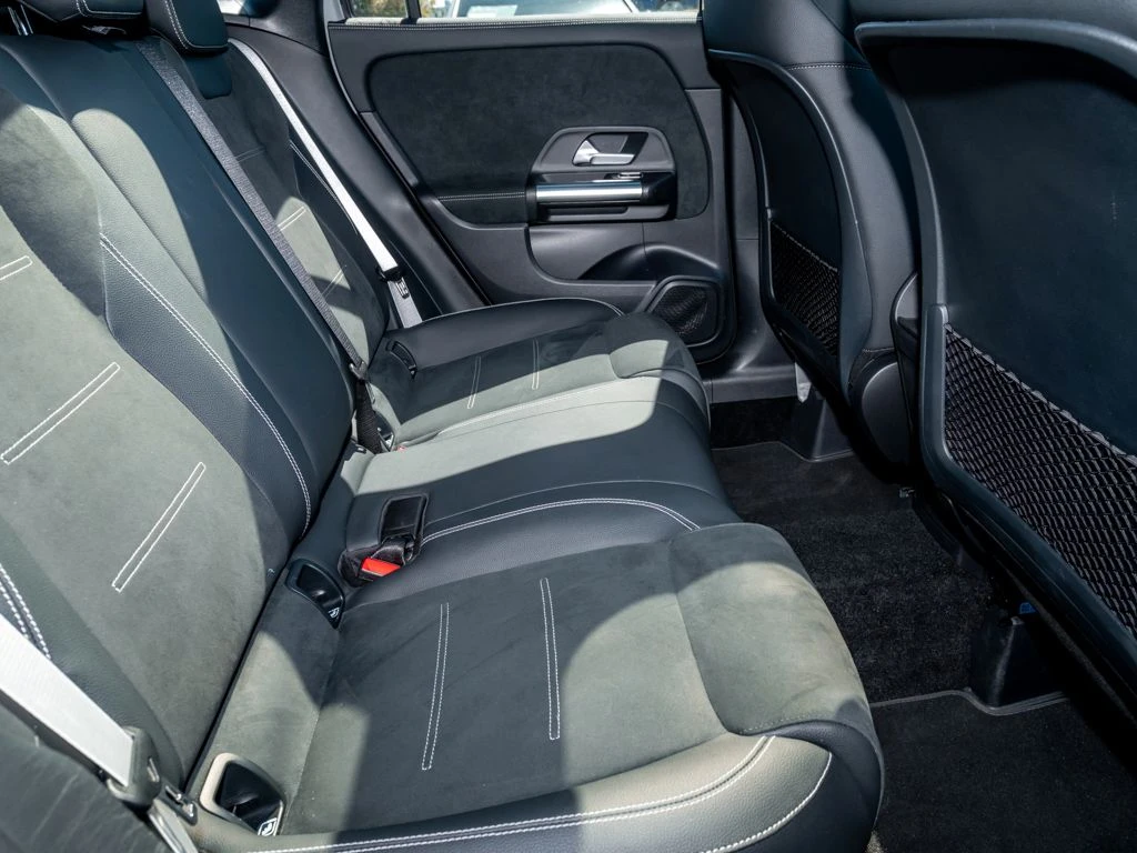 Mercedes-Benz-GLA 200 d-image-12