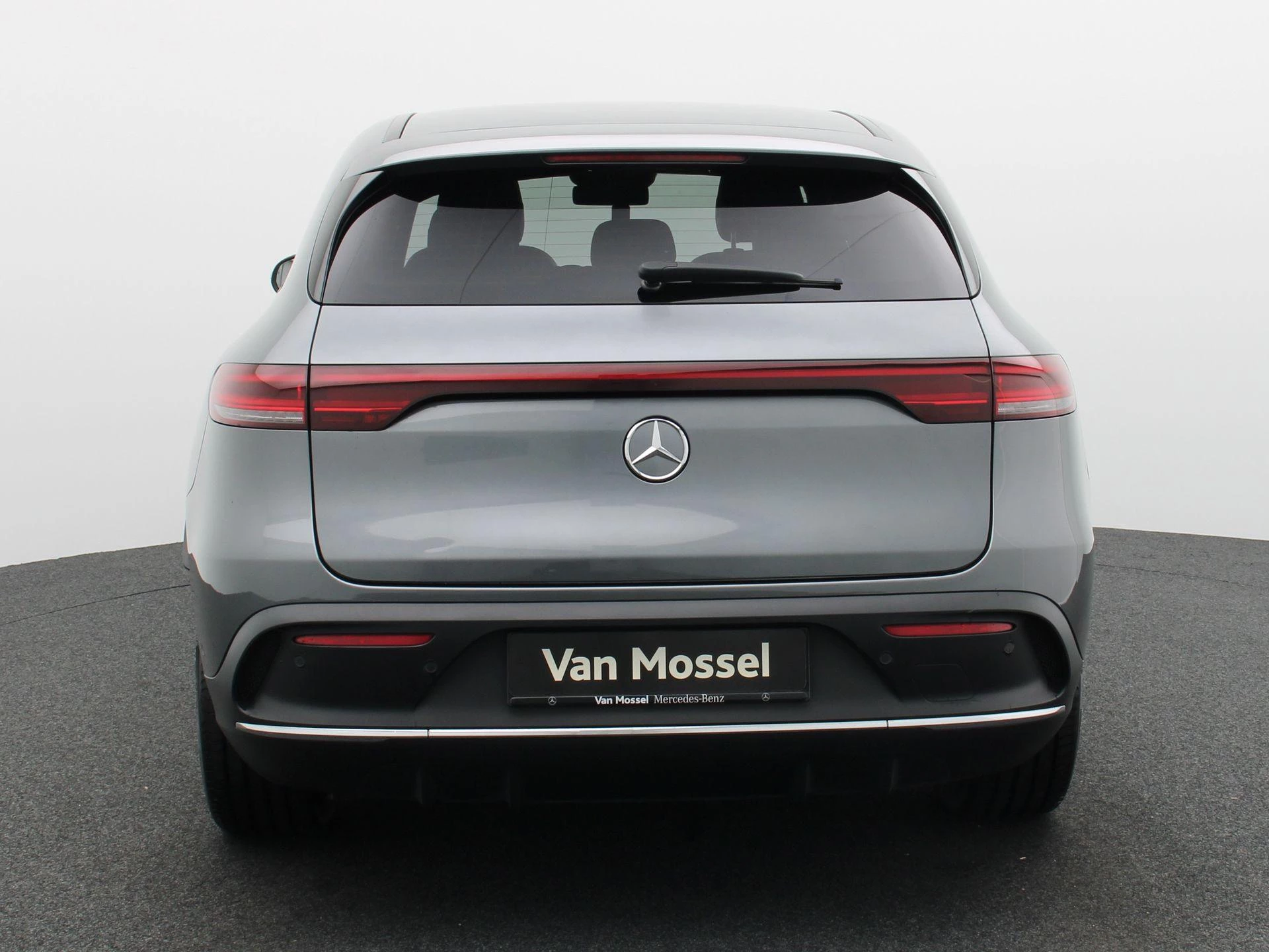 Mercedes-Benz-EQC-image-4