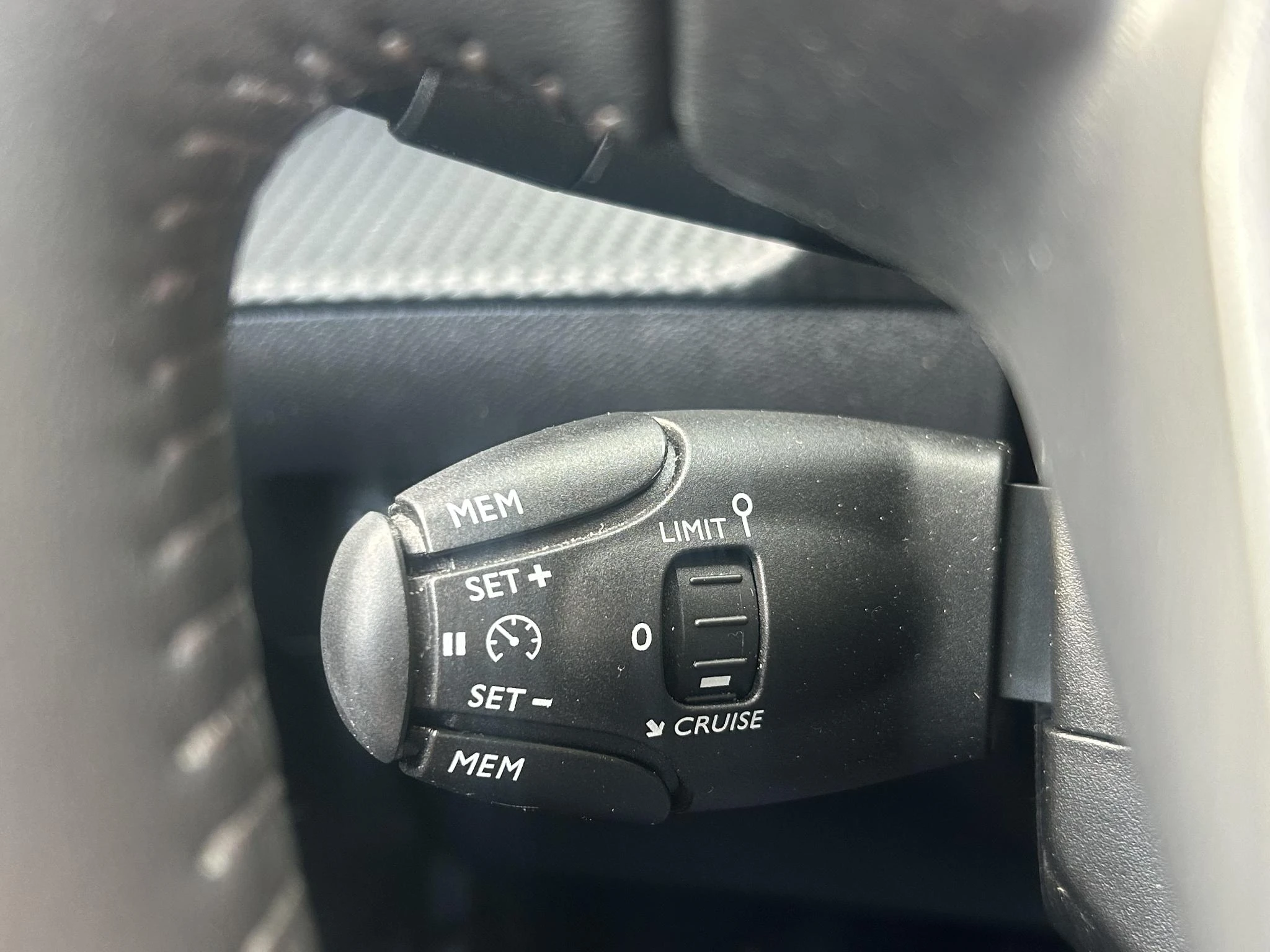 Peugeot-e-208-image-12
