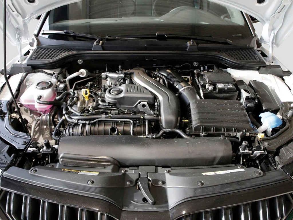 Škoda Kamiq Monte Carlo 1.5 UPE 44.560 AHK Infotain