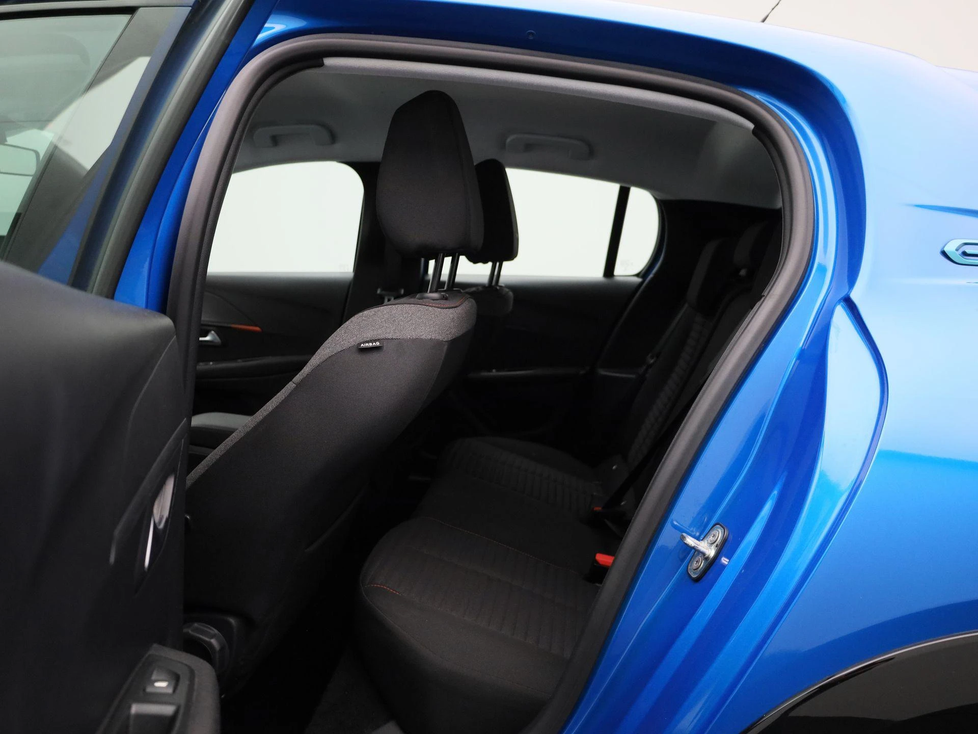 Peugeot-e-208-image-9