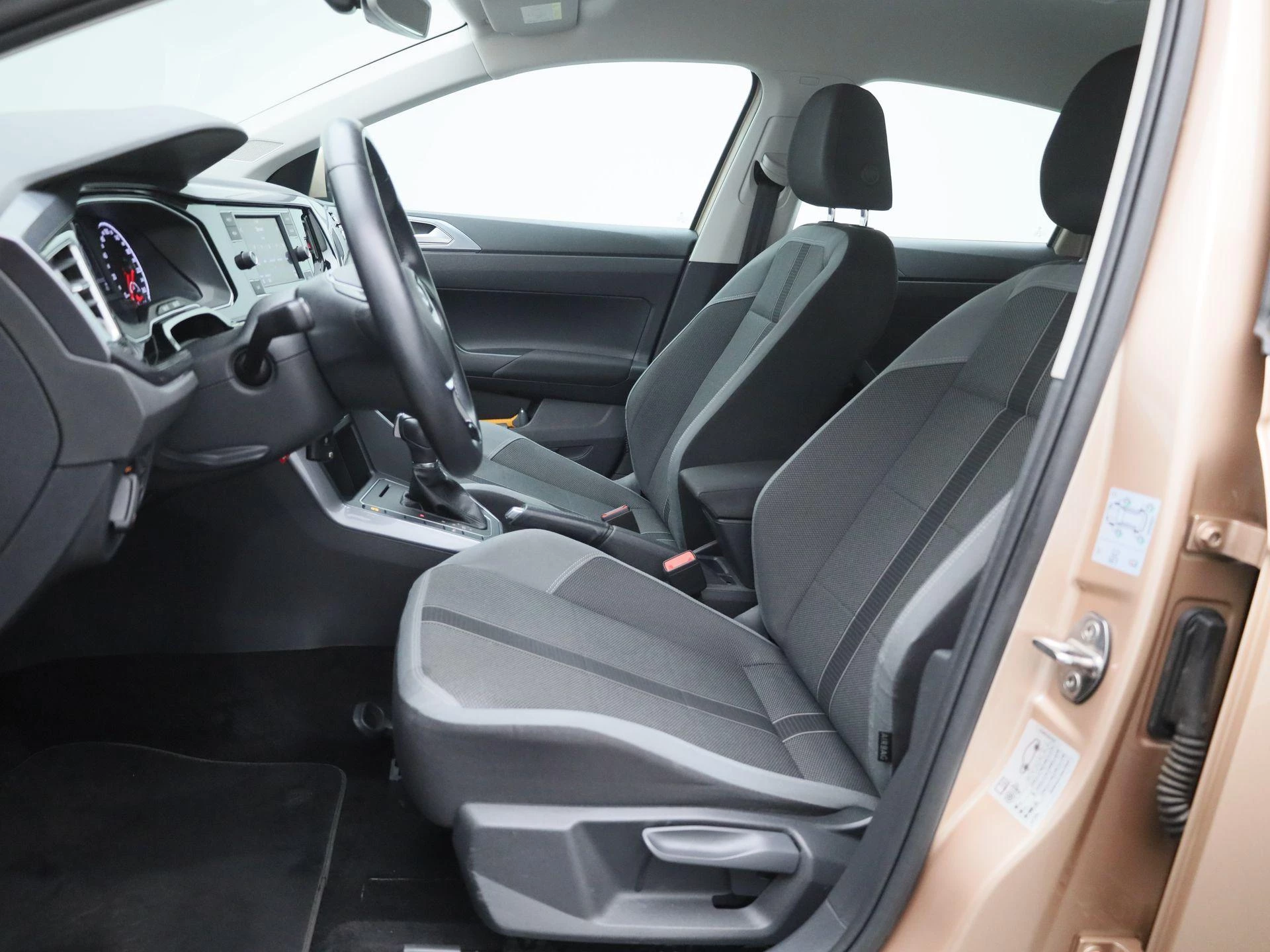 Volkswagen-Polo-image-7