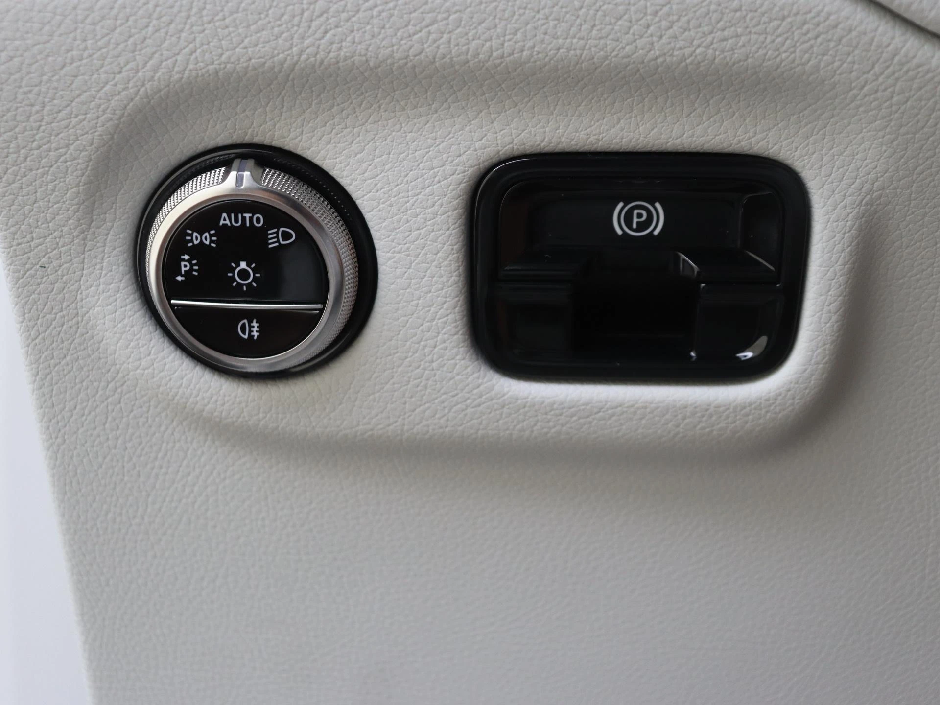 Mercedes-Benz-EQE-image-23