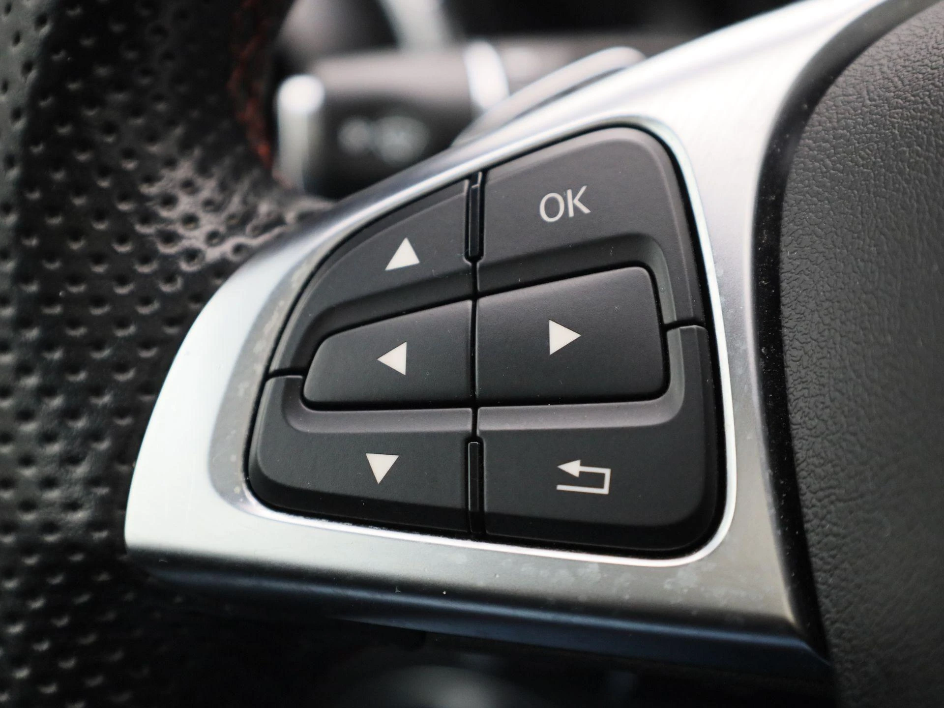 Mercedes-Benz-GLA-image-19