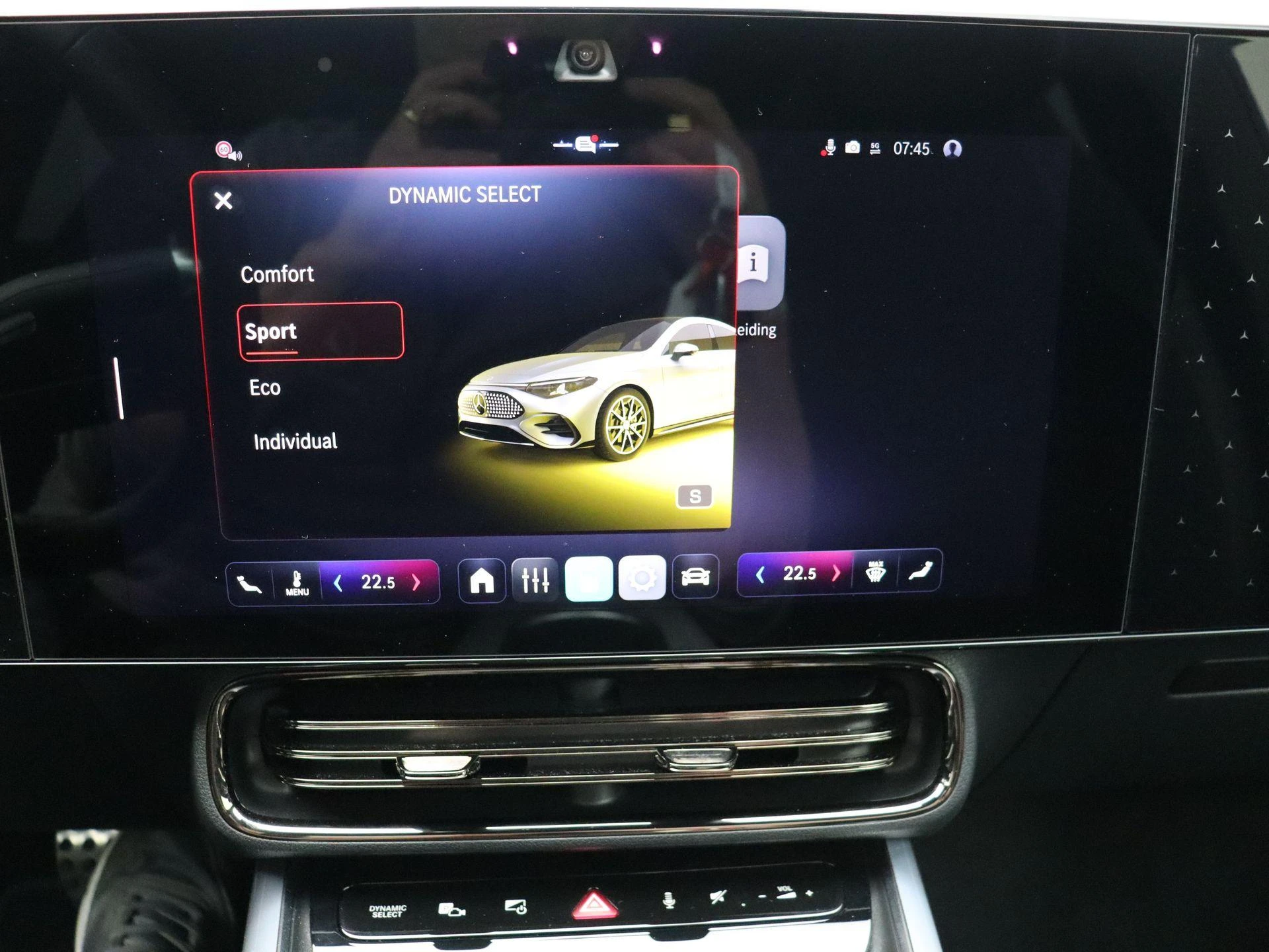 Mercedes-Benz-CLA-image-19