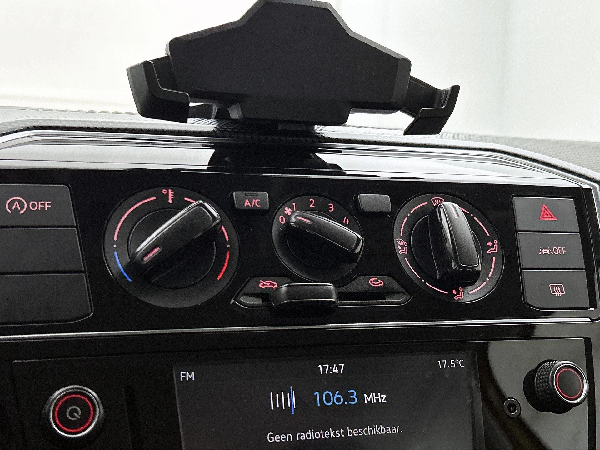 Volkswagen-up!-image-25