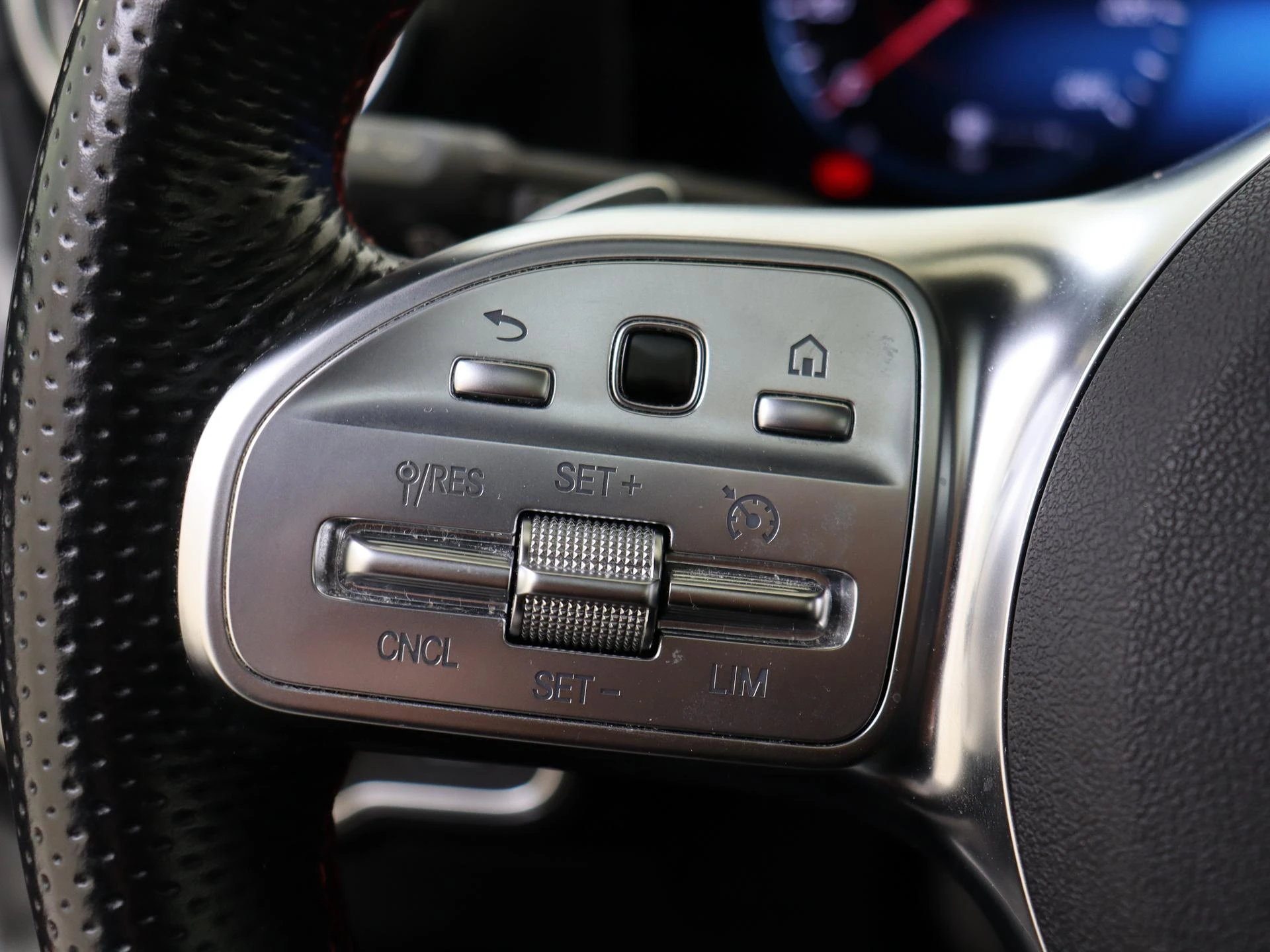 Mercedes-Benz-CLA-image-11