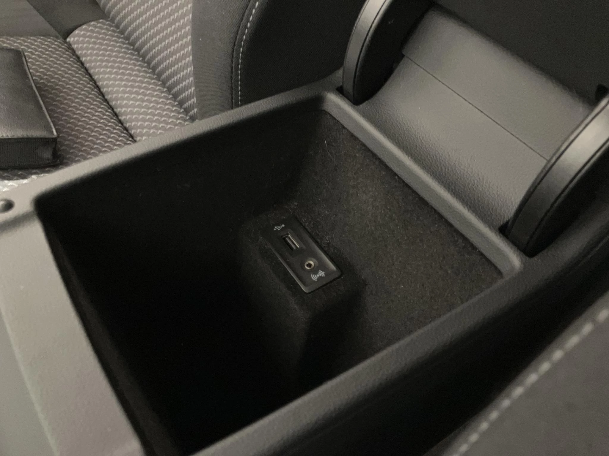 Volkswagen-Passat-image-25