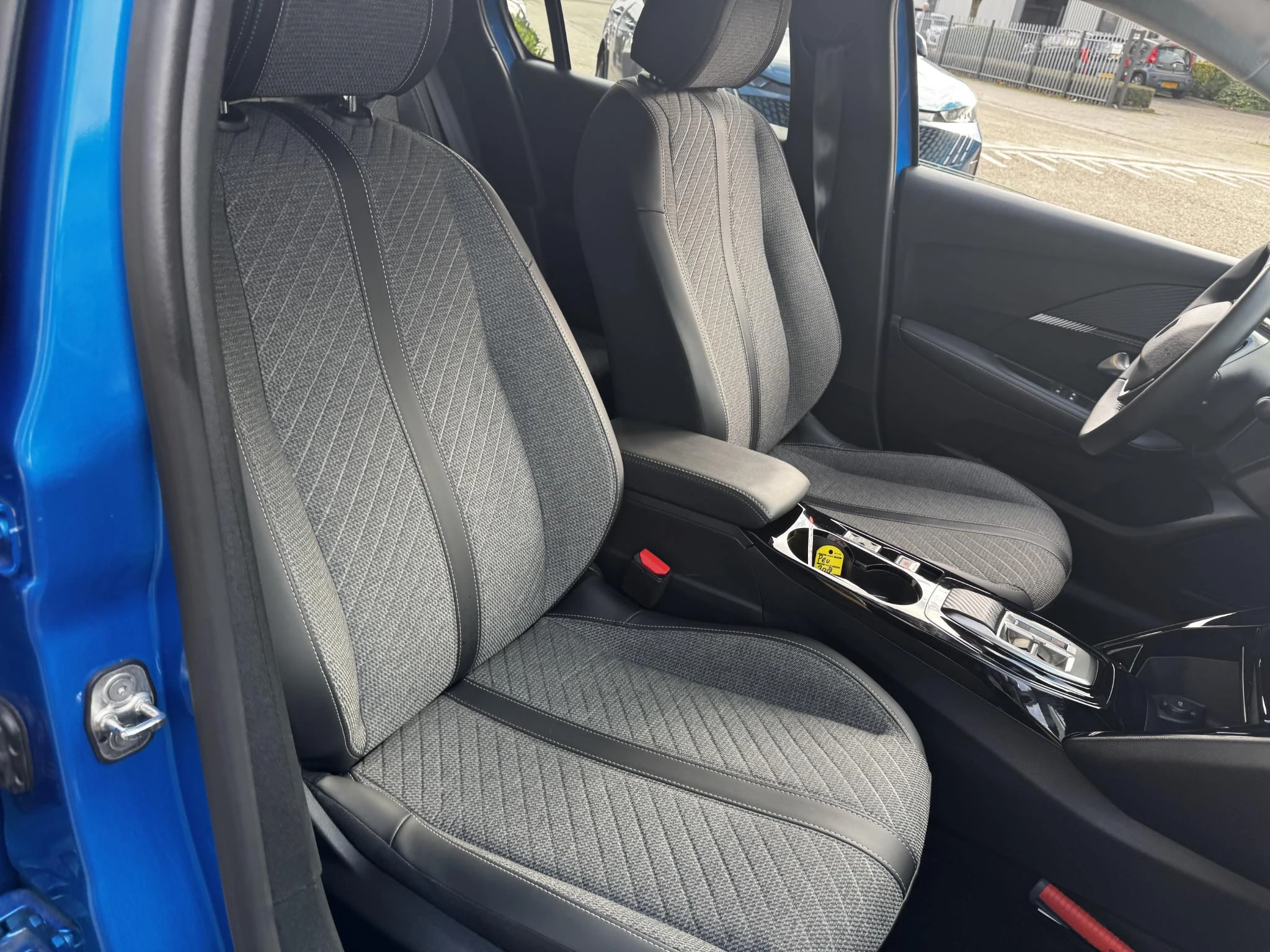 Peugeot-e-208-image-33