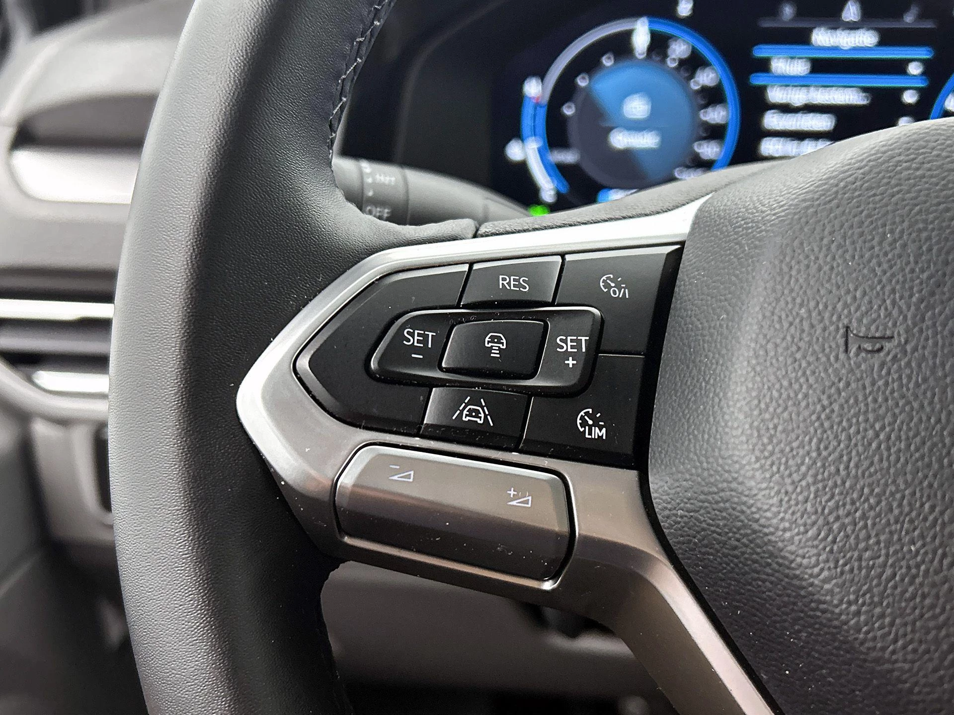 Volkswagen-e-Transporter-image-5