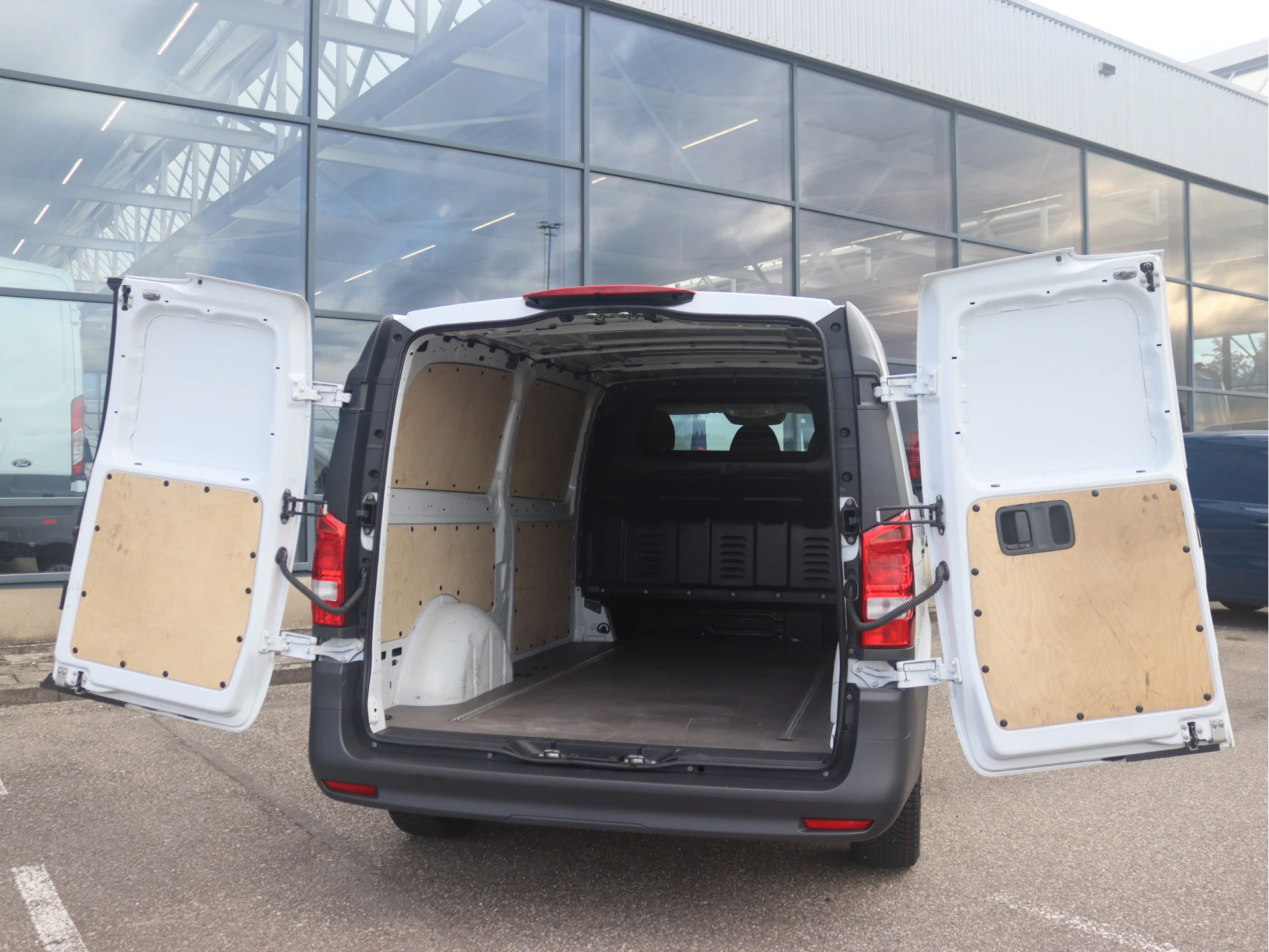 Mercedes-Benz-Vito-image-2