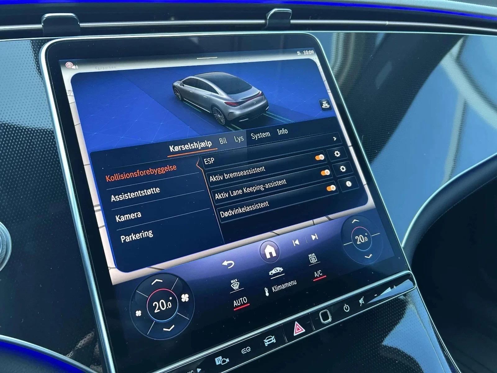 Mercedes-Benz-EQE-image-16