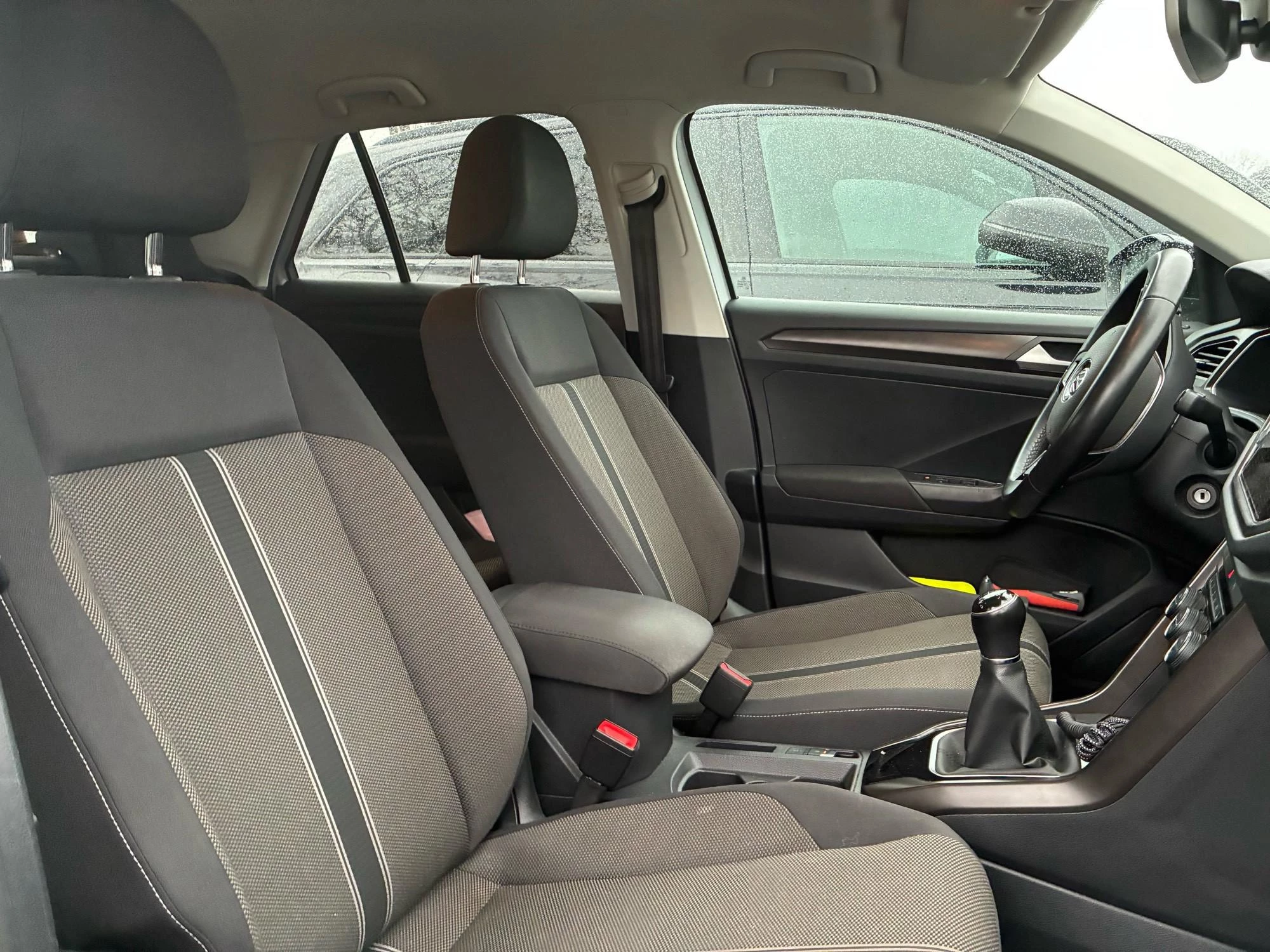 Volkswagen-T-Roc-image-2