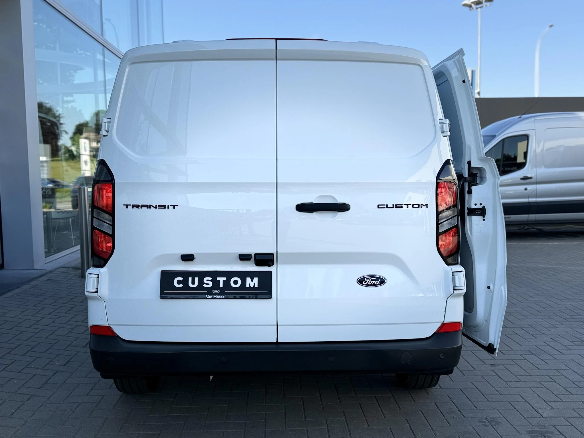 Ford-Transit Custom-image-5