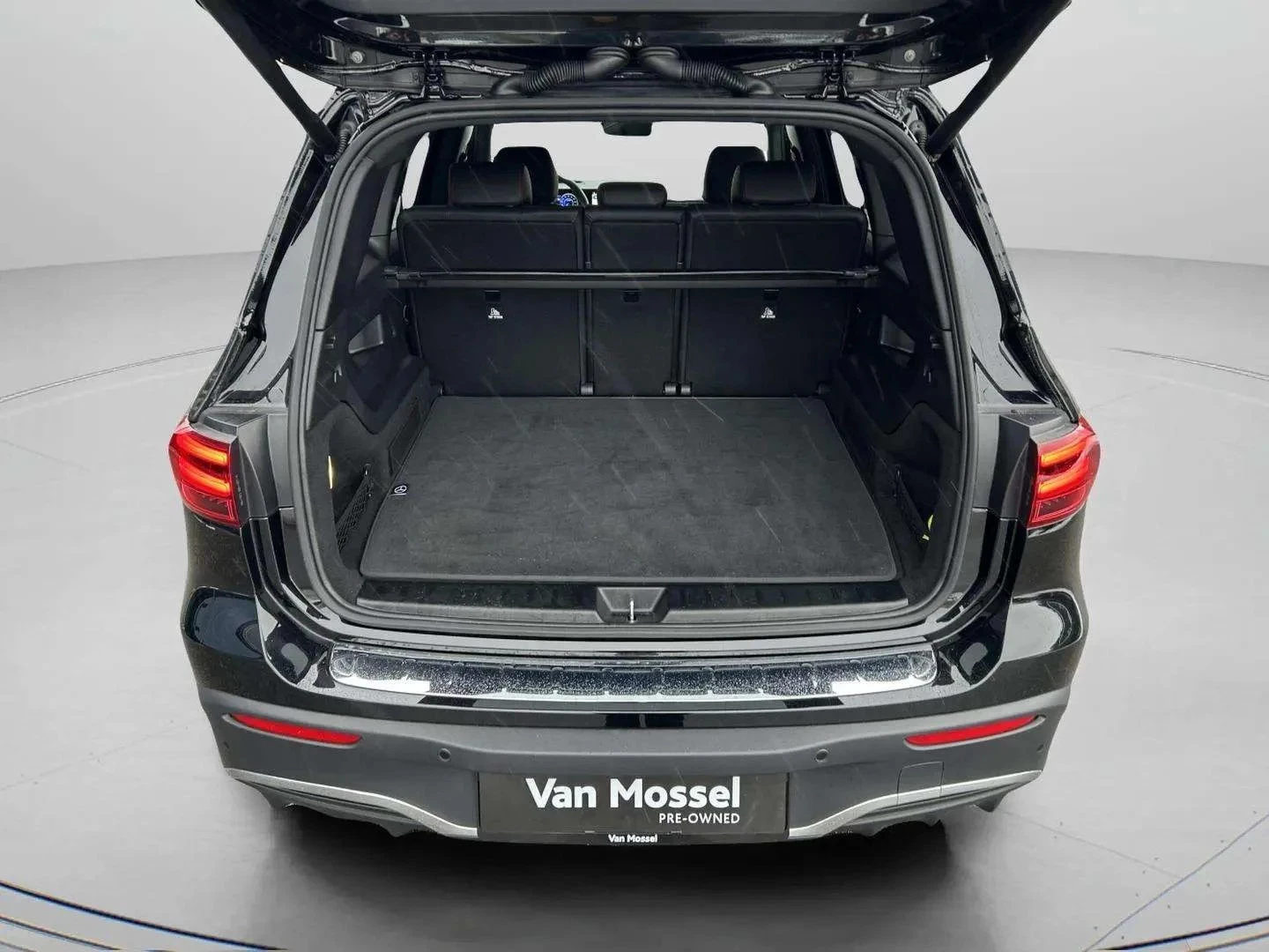 Mercedes-Benz-EQB-image-22