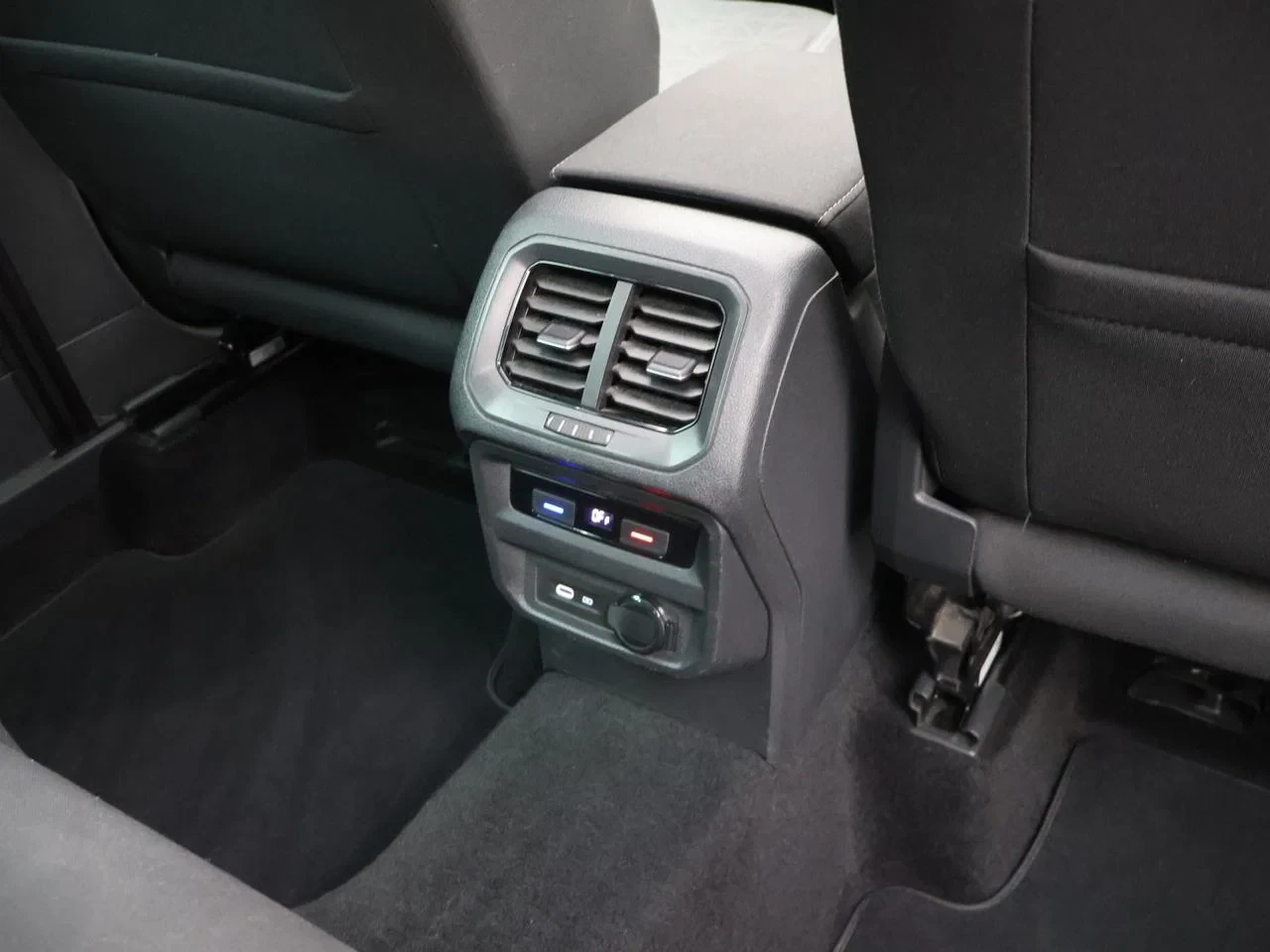 Volkswagen-Tiguan-image-23