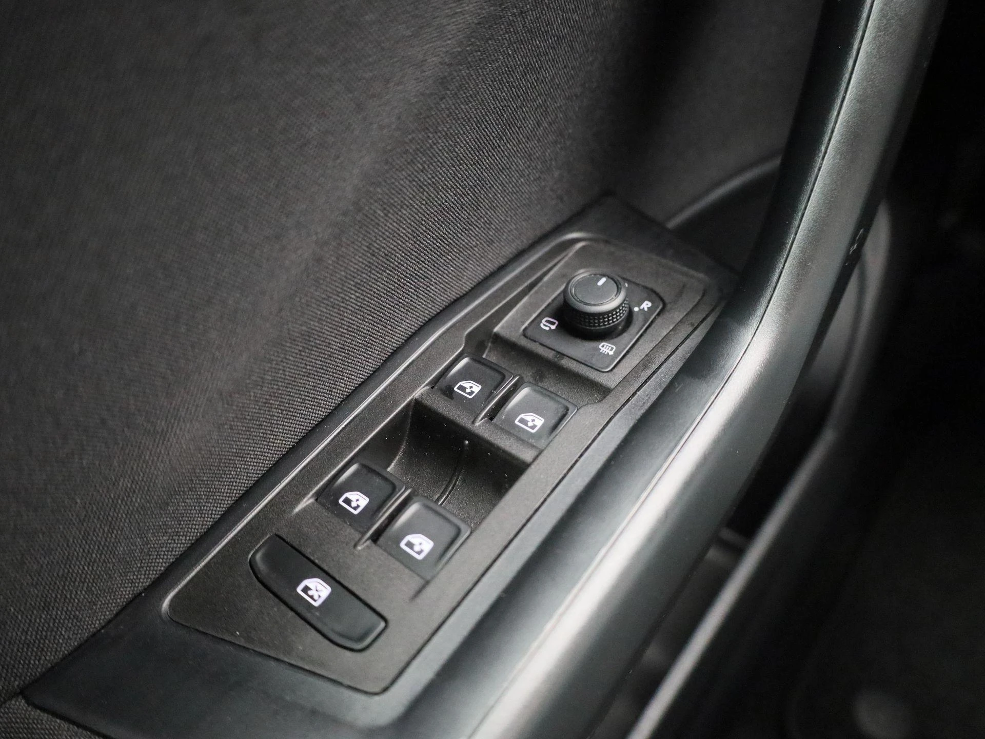 Volkswagen-T-Roc-image-21