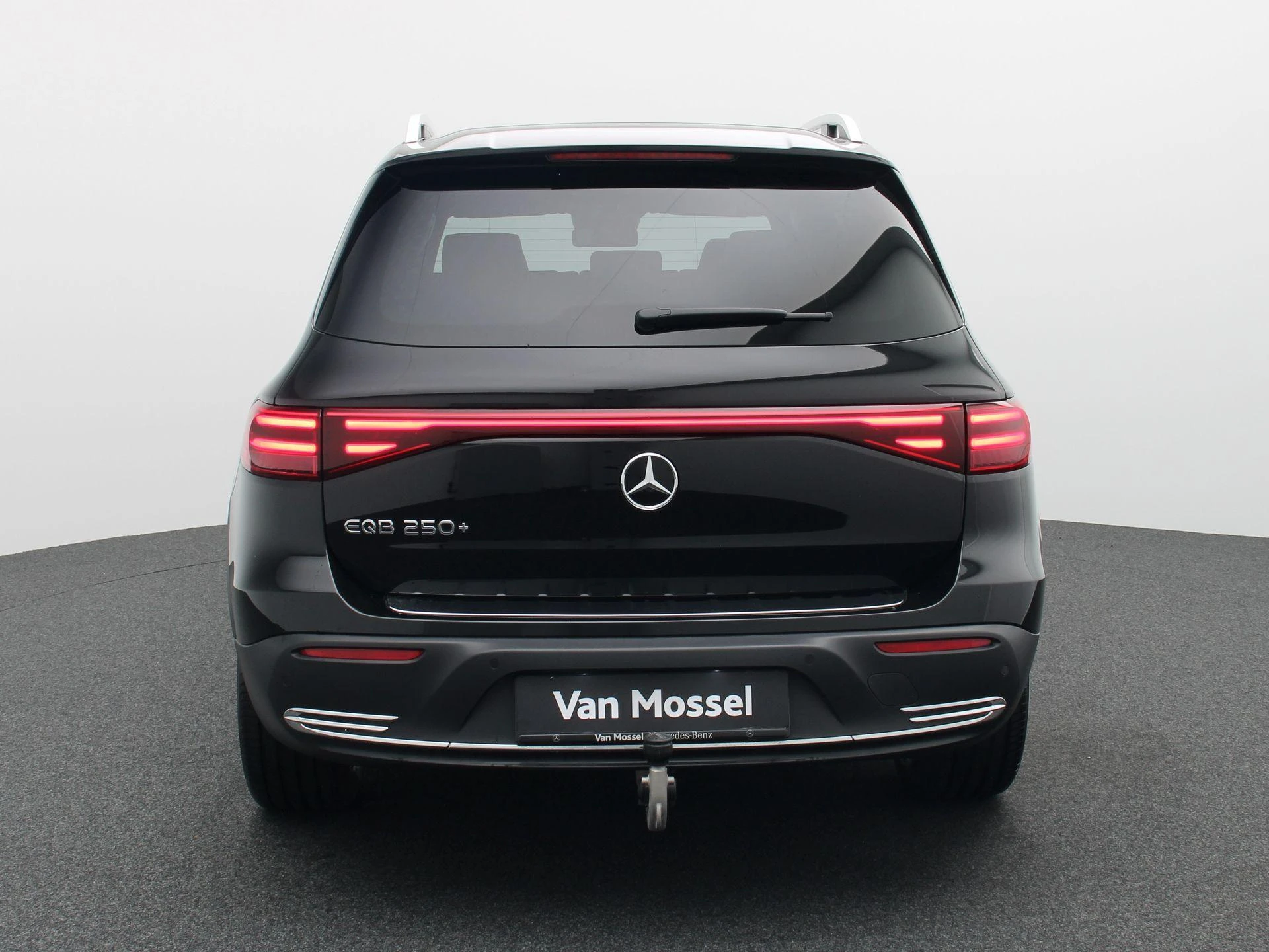 Mercedes-Benz-EQB-image-4