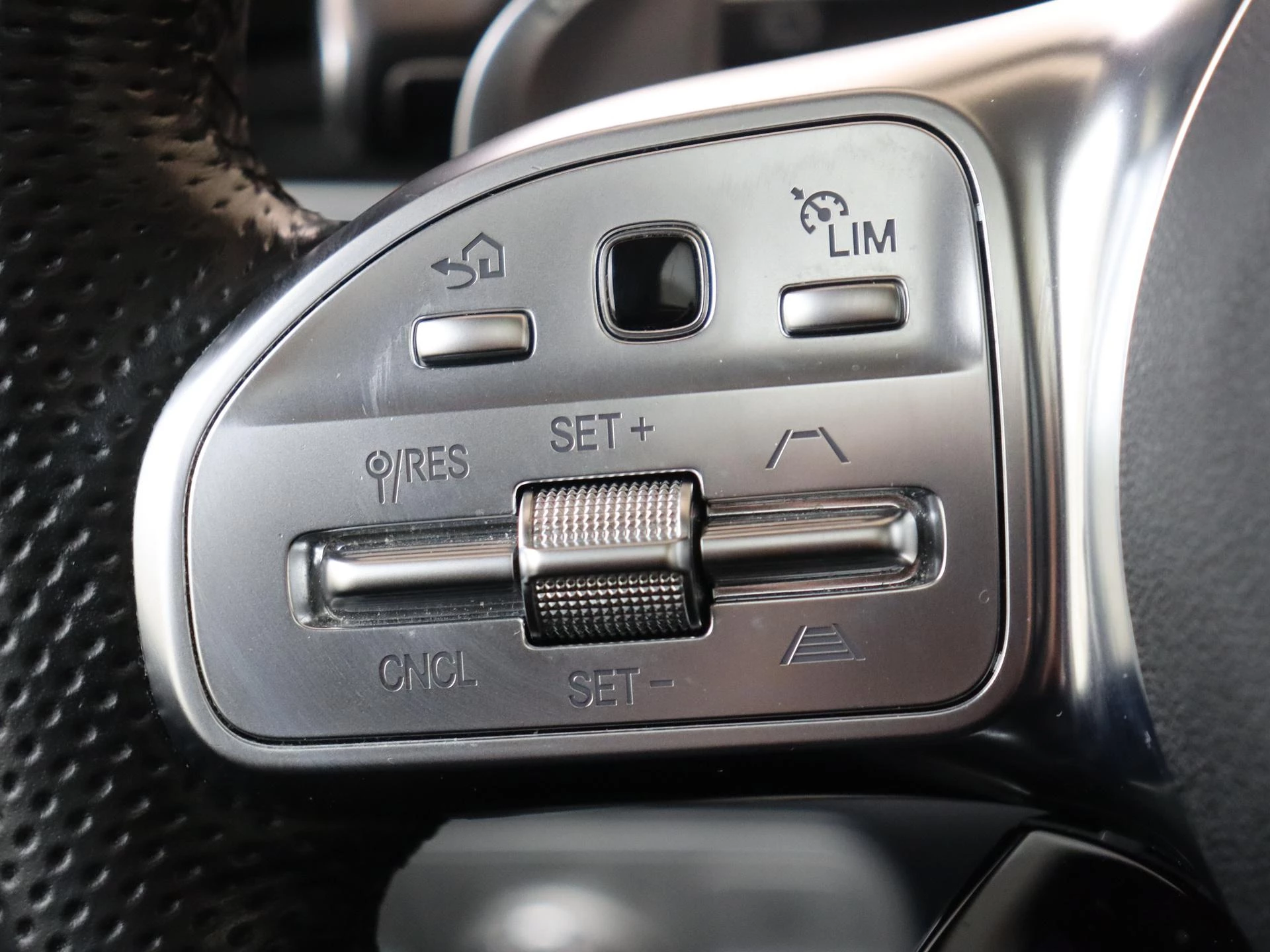 Mercedes-Benz-GLE-image-19