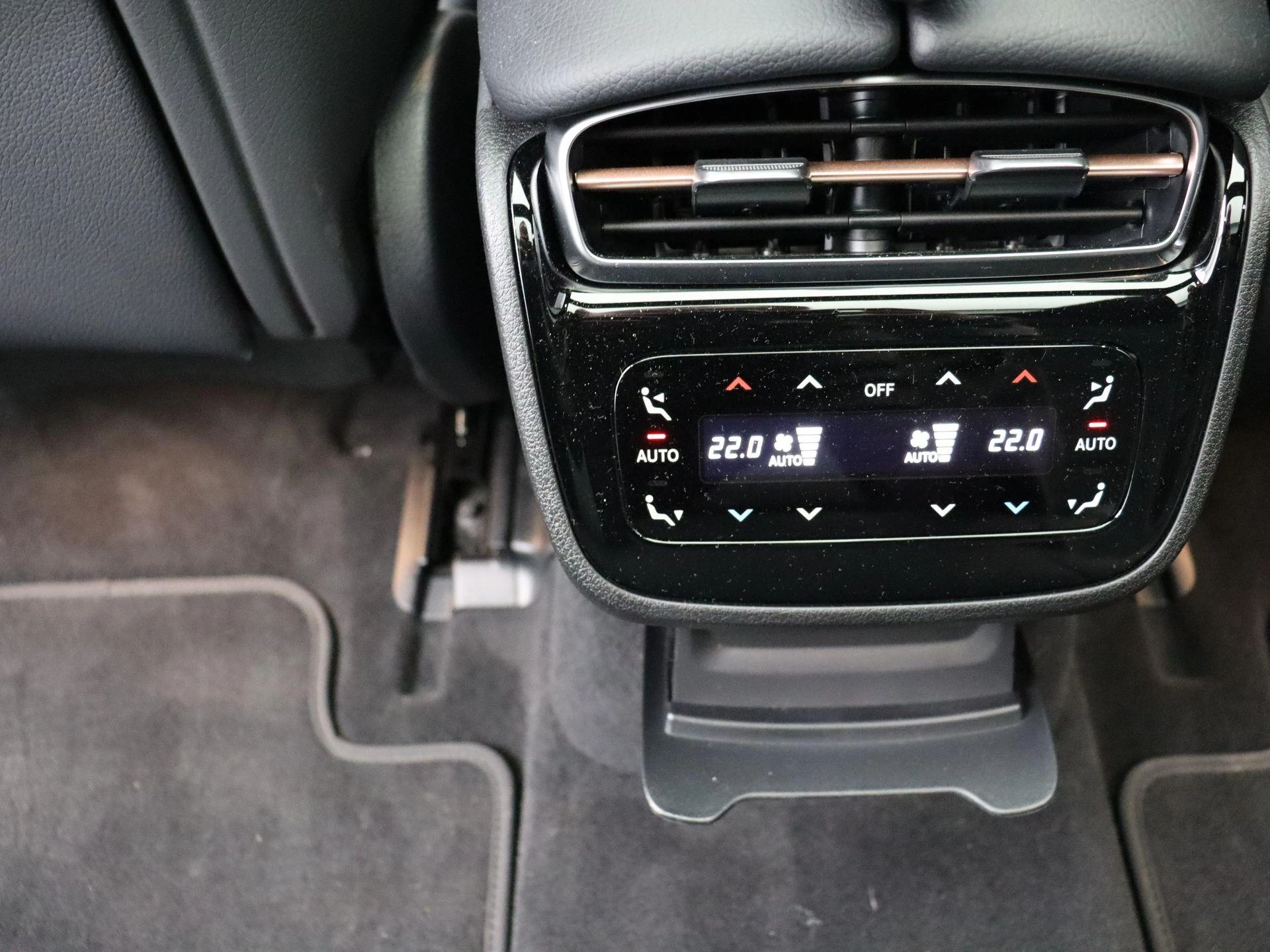 Mercedes-Benz-EQE-image-19