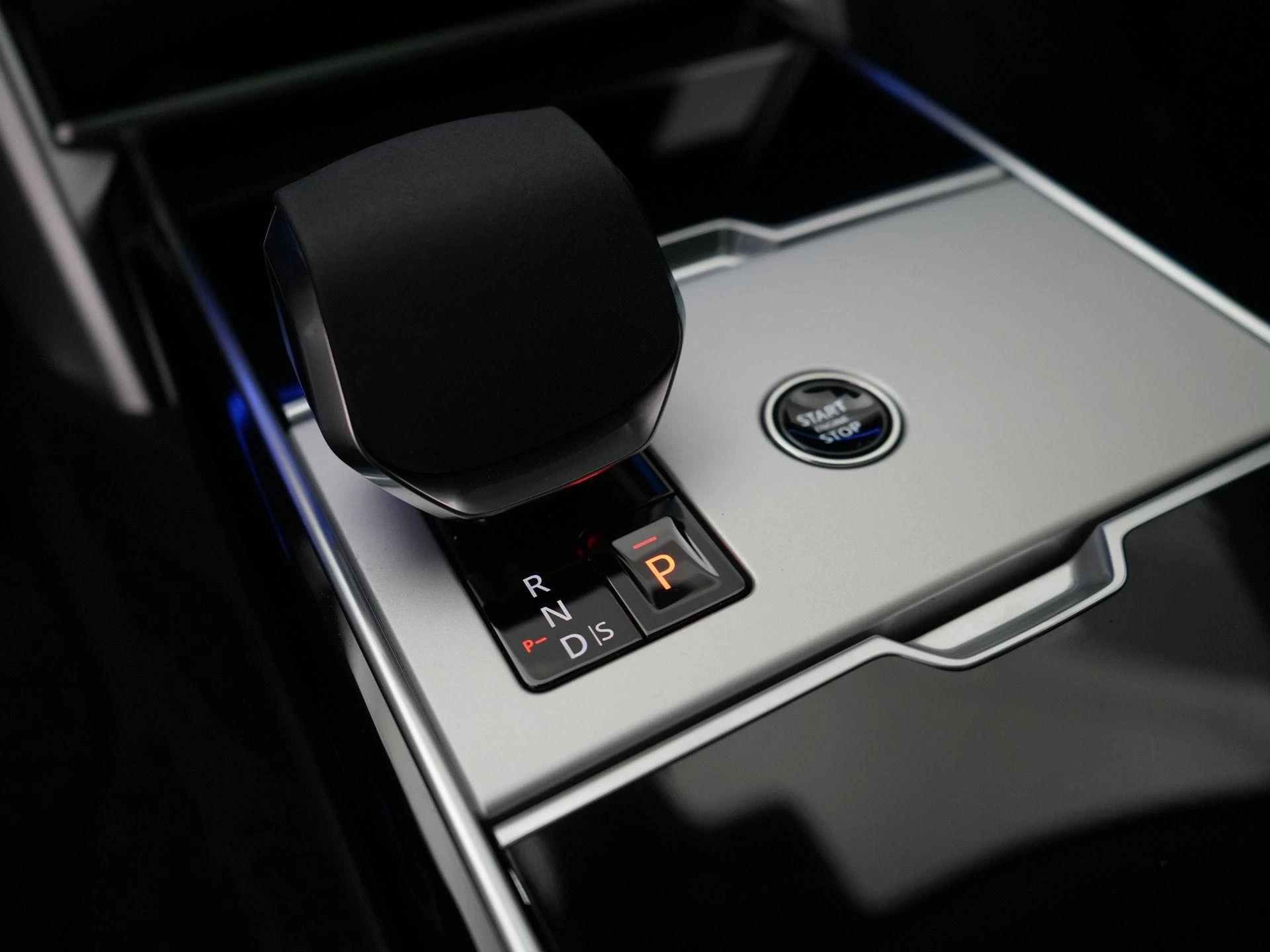 Land Rover-Range Rover-image-18