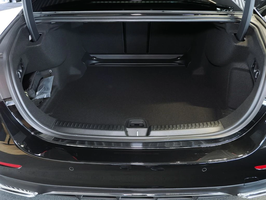 Mercedes-Benz-E-Klasse 200-image-13